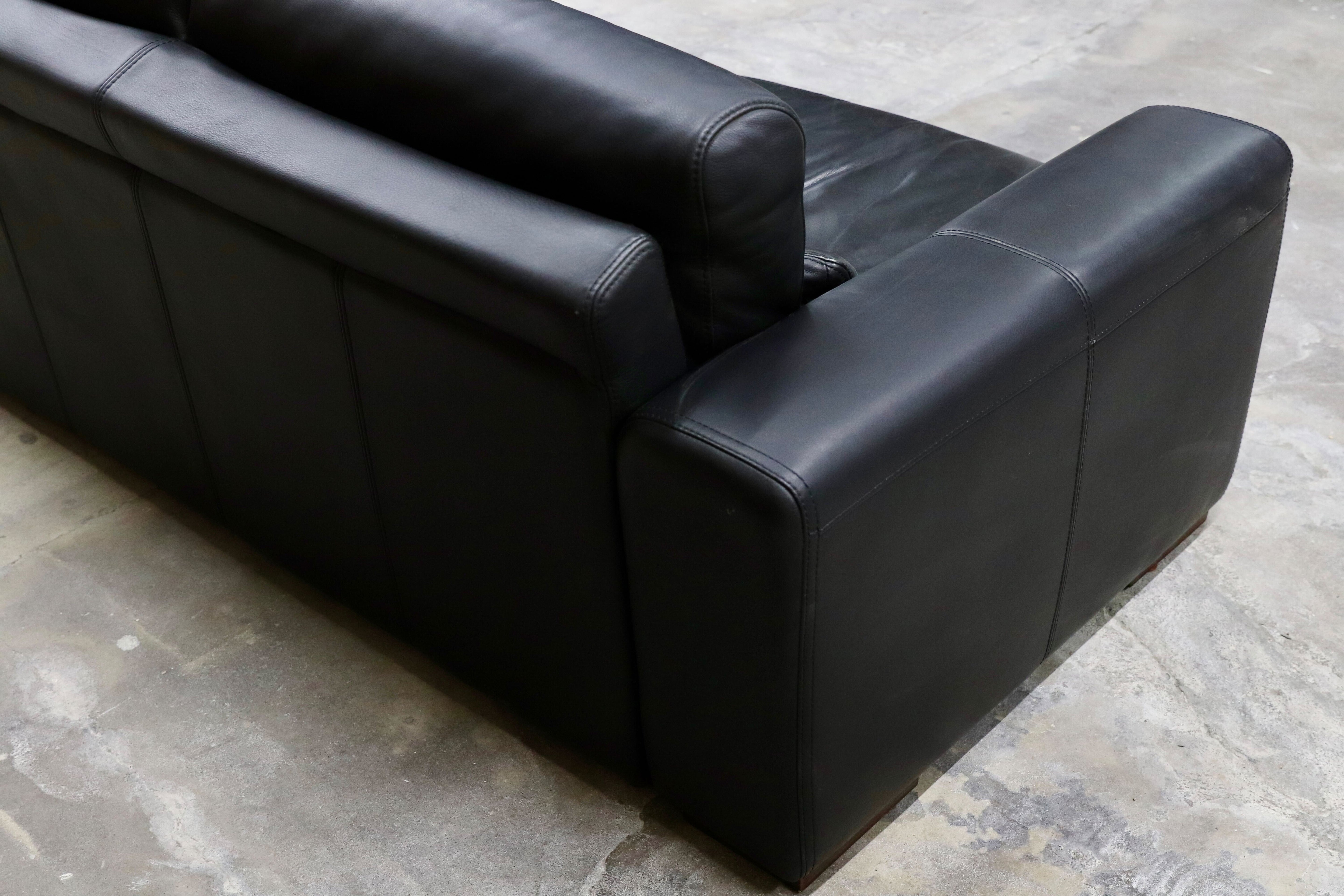 GMIH40C○IDC大塚家具 シングルソファ 2人掛けソファ ラブソファ 長椅子 黒 本革 モダン