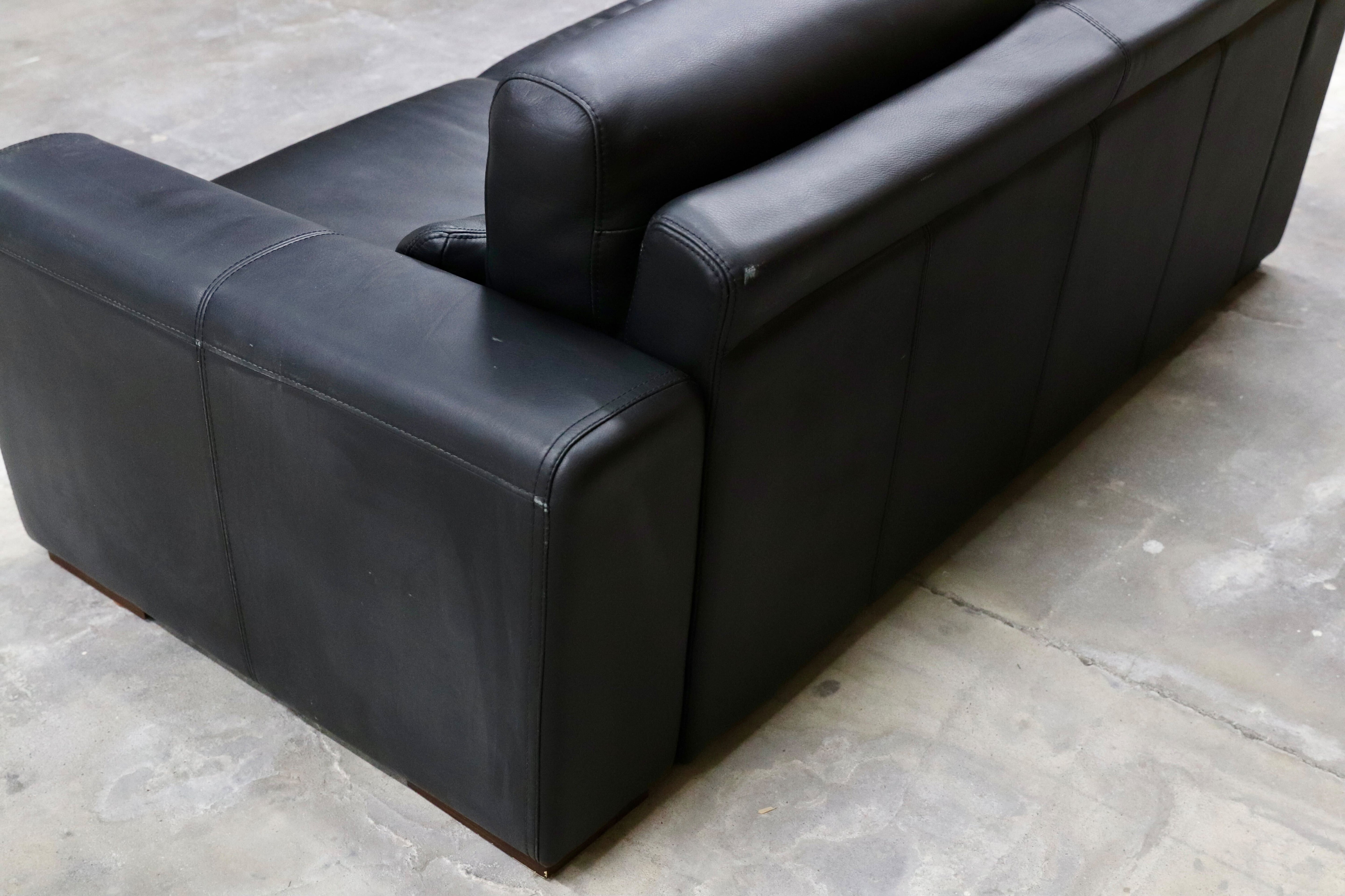 GMIH40C○IDC大塚家具 シングルソファ 2人掛けソファ ラブソファ 長椅子 黒 本革 モダン