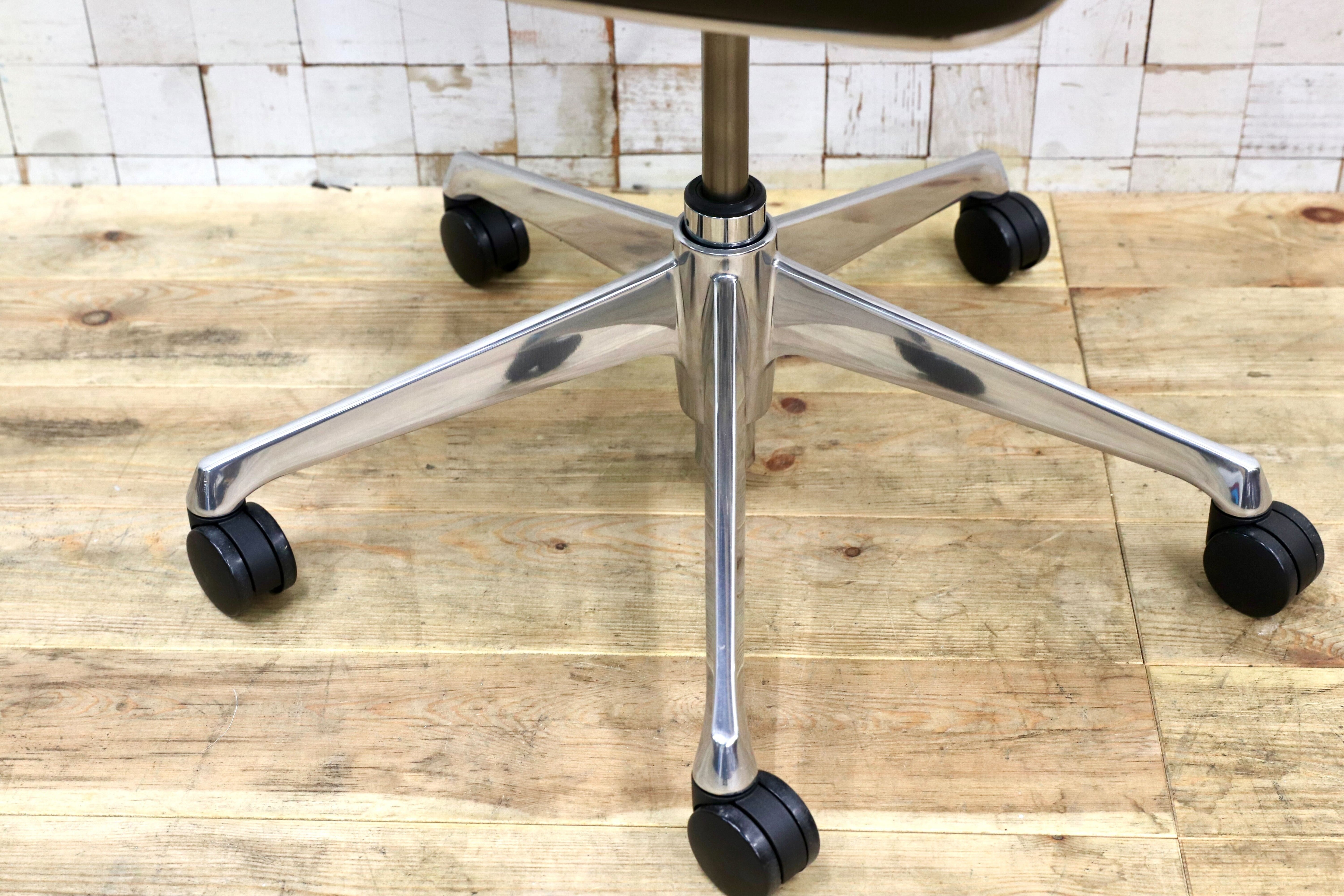 GMIK678C○okamura / オカムラ CRAFTIE クラフティー デスクチェア オフィスチェア アームチェア 本革 ウォールナット 定価約38万 展示品