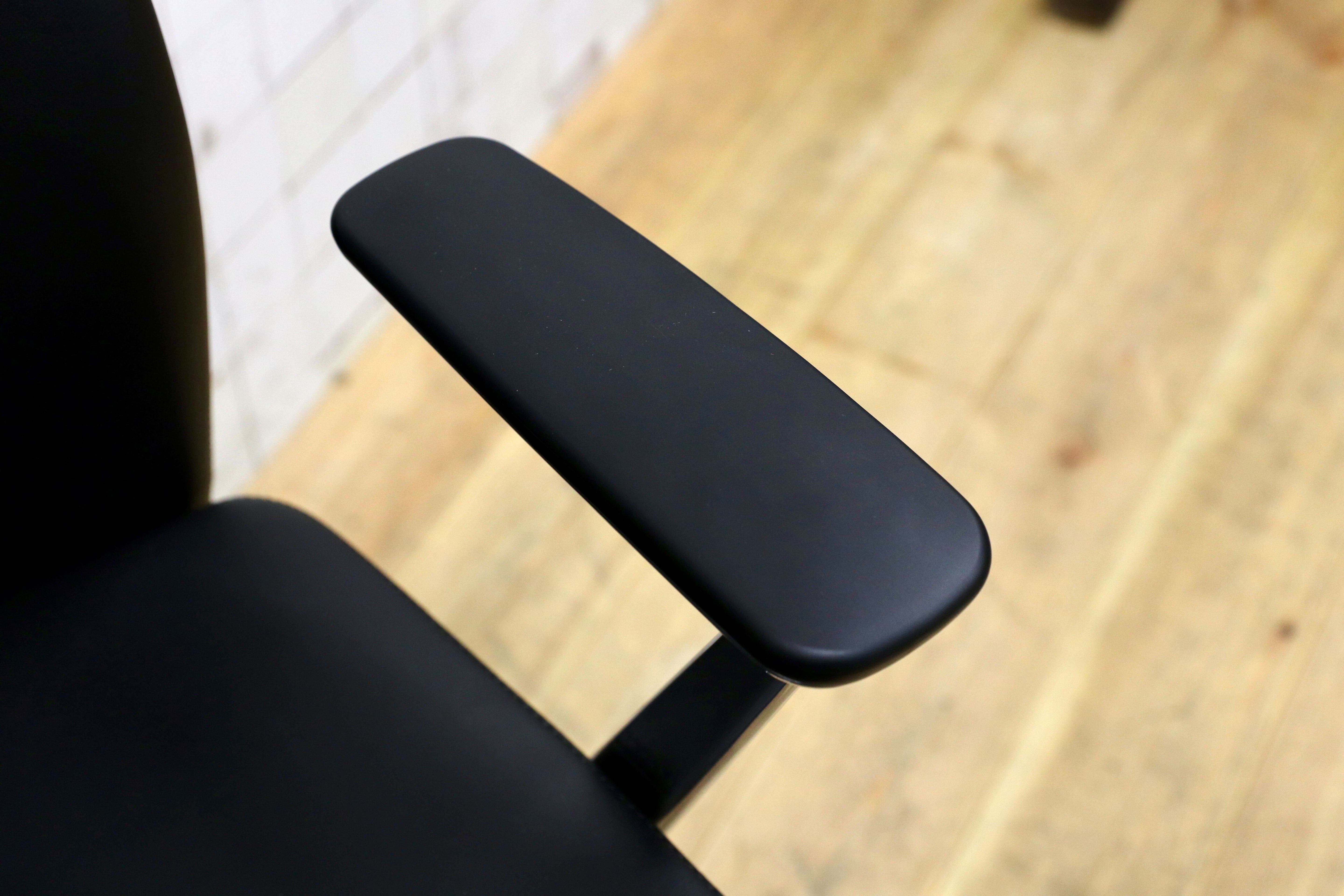 GMIK678C○okamura / オカムラ CRAFTIE クラフティー デスクチェア オフィスチェア アームチェア 本革 ウォールナット 定価約38万 展示品