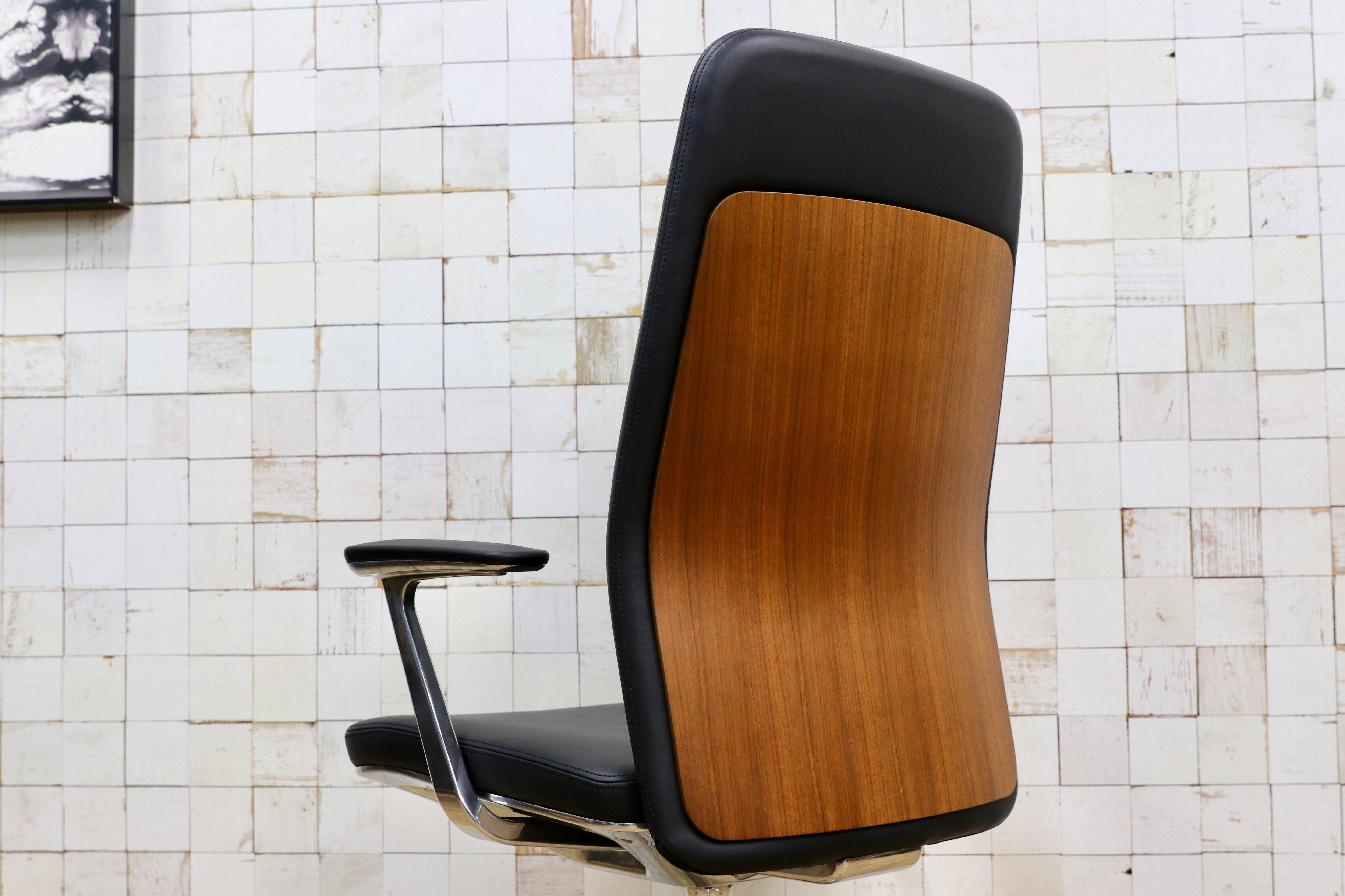 GMIK678C○okamura / オカムラ CRAFTIE クラフティー デスクチェア オフィスチェア アームチェア 本革 ウォールナット 定価約38万 展示品