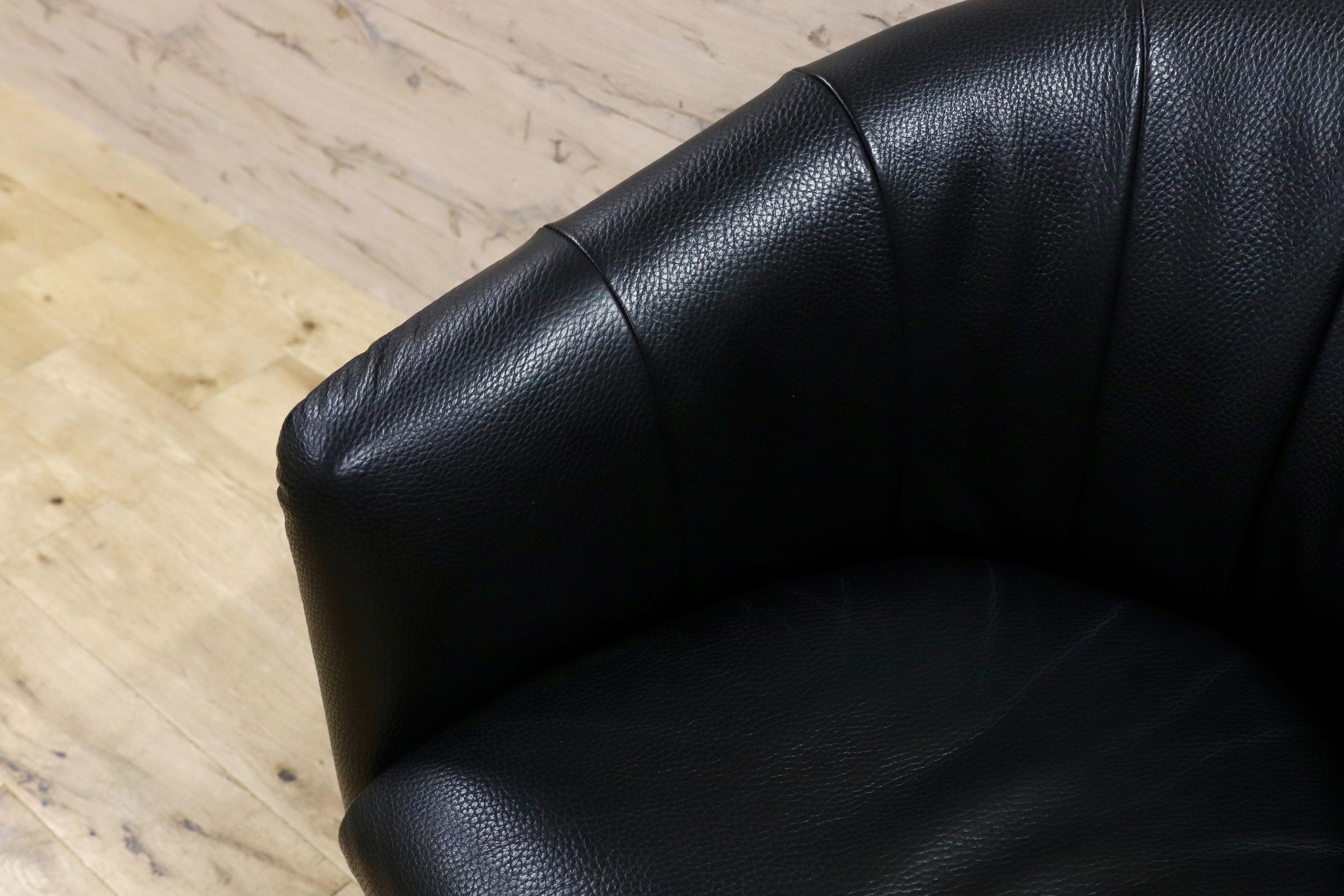 GMHH71○NATUZZI EDITIONS / ナツッジ エディションズ 1人掛けソファ シングルソファ ラウンジチェア 黒 本革 定価12.5万 展示品