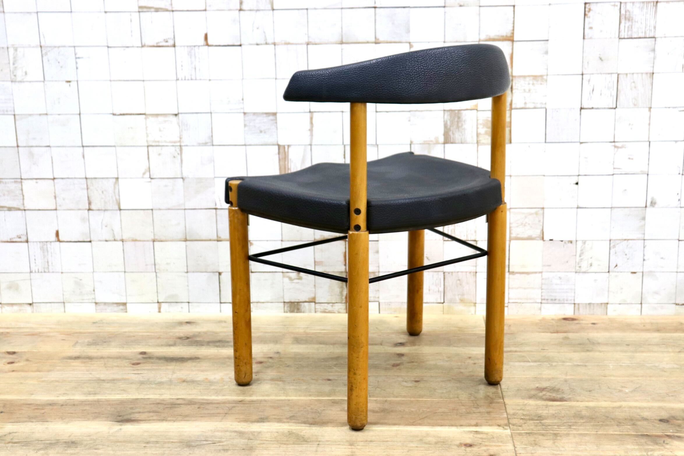 GMIN7F〇Cassina / カッシーナ レオナルドチェア ダイニングチェア Strassle collection社 スイス 椅子 ブラック 北欧スタイル