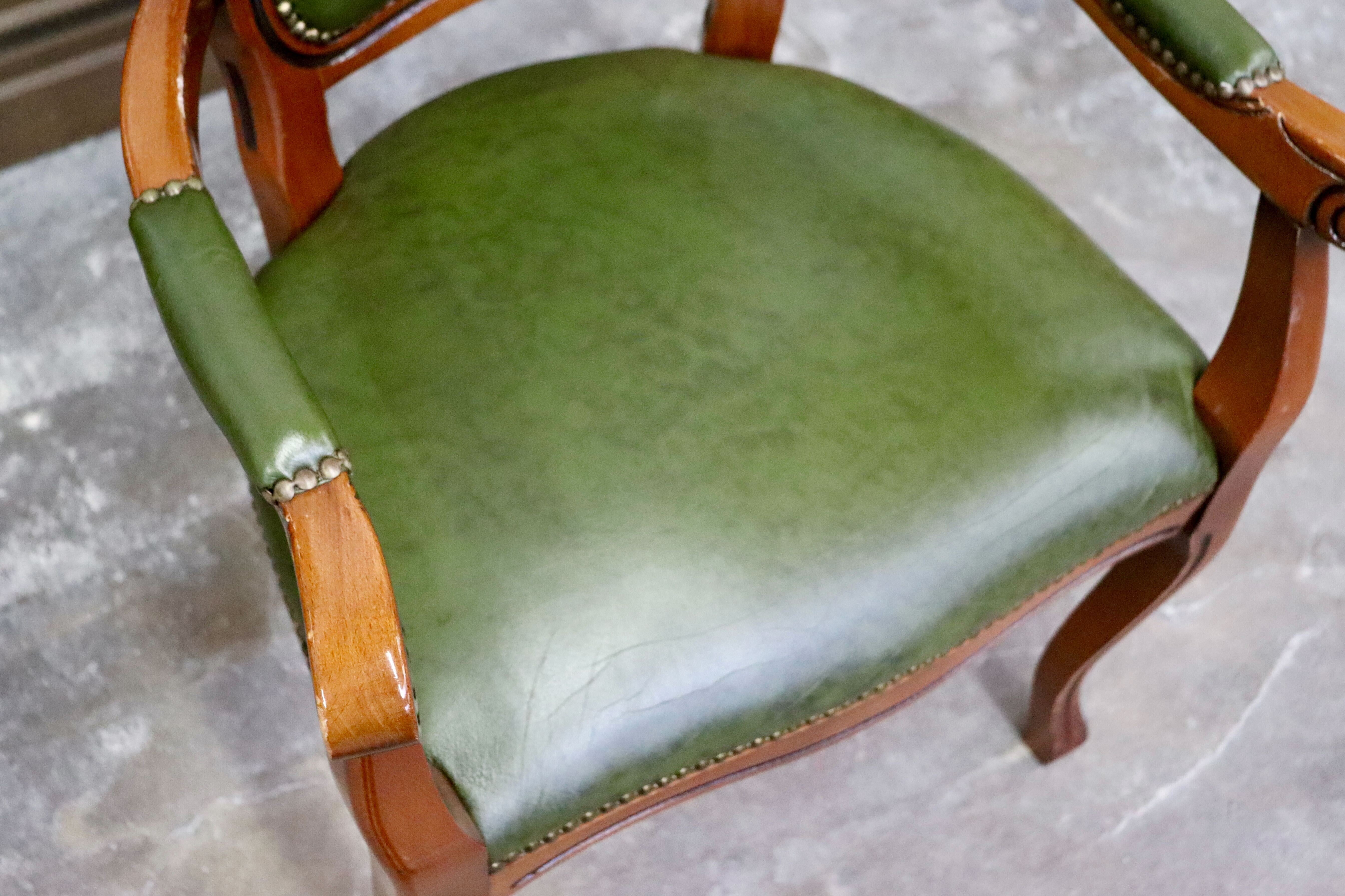 GMIS561R○イタリア ダイニングチェア 食卓椅子 アームチェア アンティーク 猫脚 彫刻 クラシック エレガント ヨーロピアン ロココ