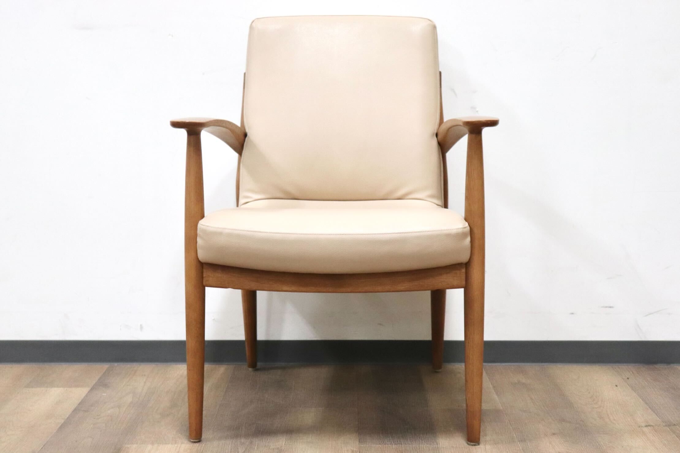 GMHH17B○karimoku / カリモク C-10225708 ダイニングチェア アームチェア 食卓椅子 椅子 オーク材 合皮 ベージュ モダン 国産家具