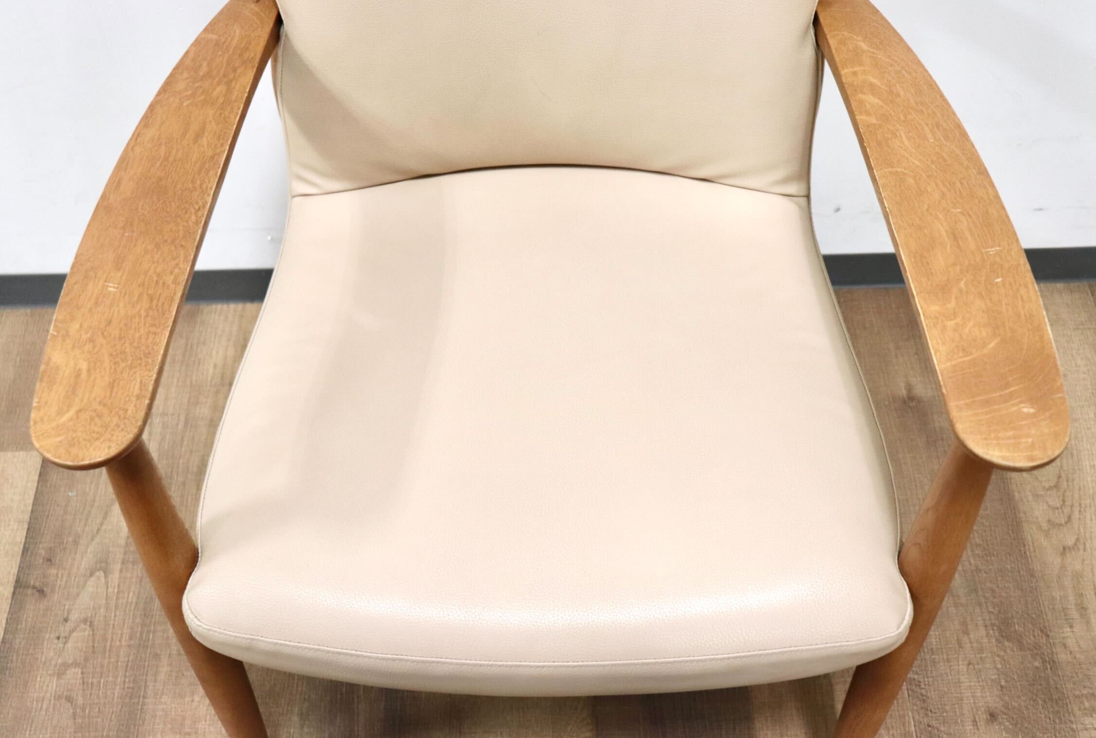 GMHH17B○karimoku / カリモク C-10225708 ダイニングチェア アームチェア 食卓椅子 椅子 オーク材 合皮 ベージュ モダン 国産家具