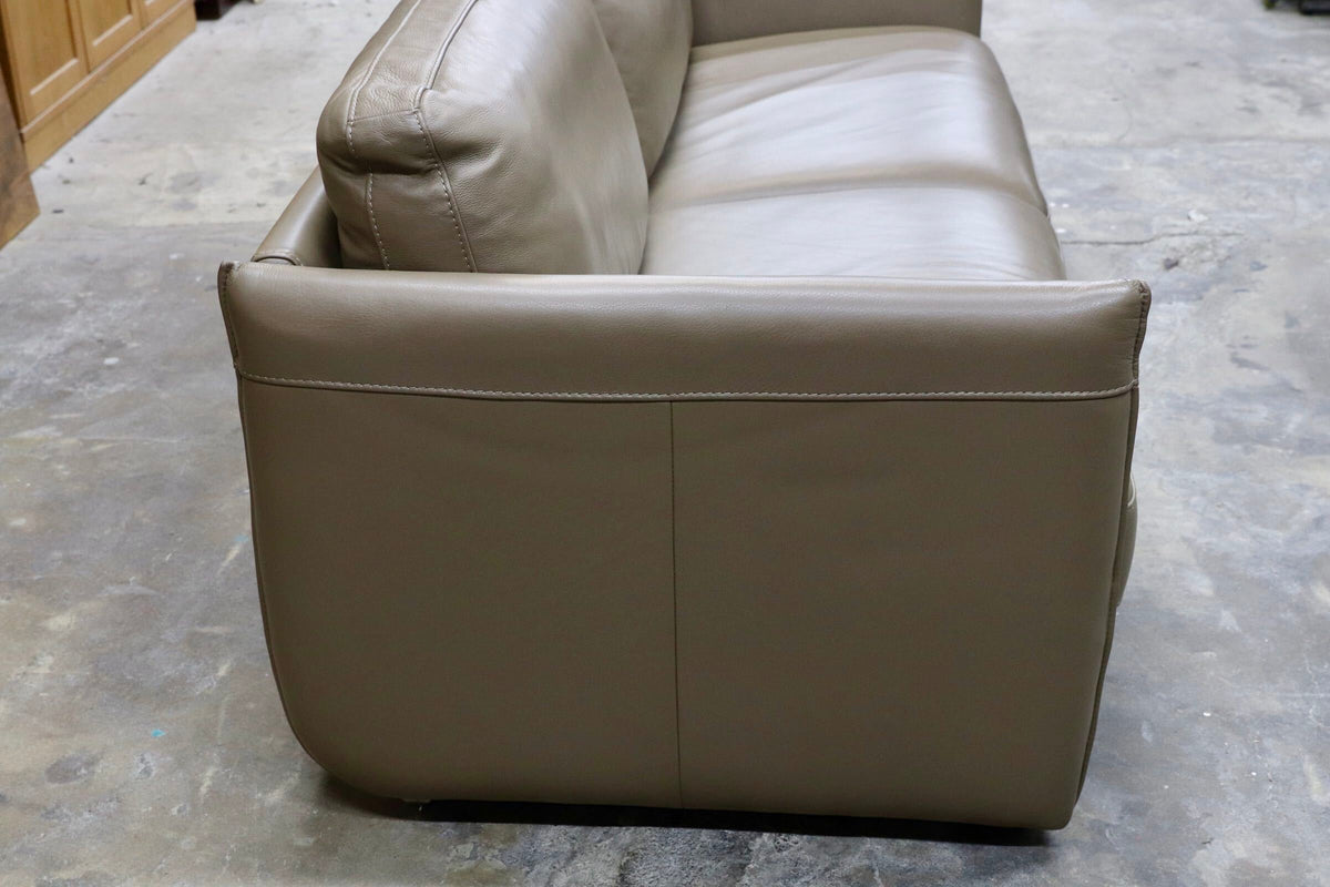 GMJK473○IDC大塚家具 L/Sシリーズ 3人掛けソファ トリプルソファ 総本革 トープカラー モダン 高級レザーソファ 展示品