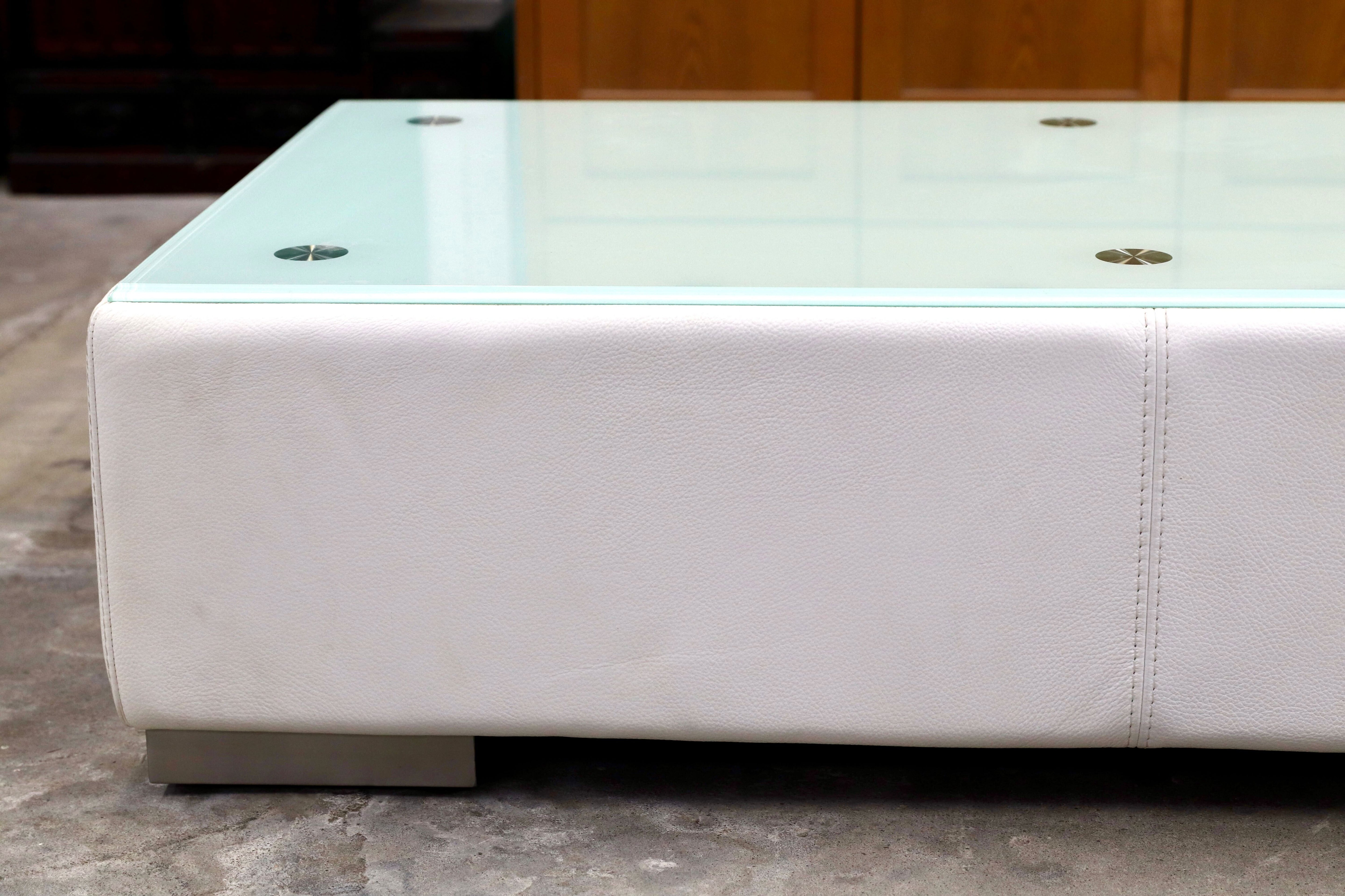 GMIK643○KELVIN GIORMANI / ケルビンジョルマーニ リビングテーブル センターテーブル ガラステーブル 本革 レザー ホワイト 展示品