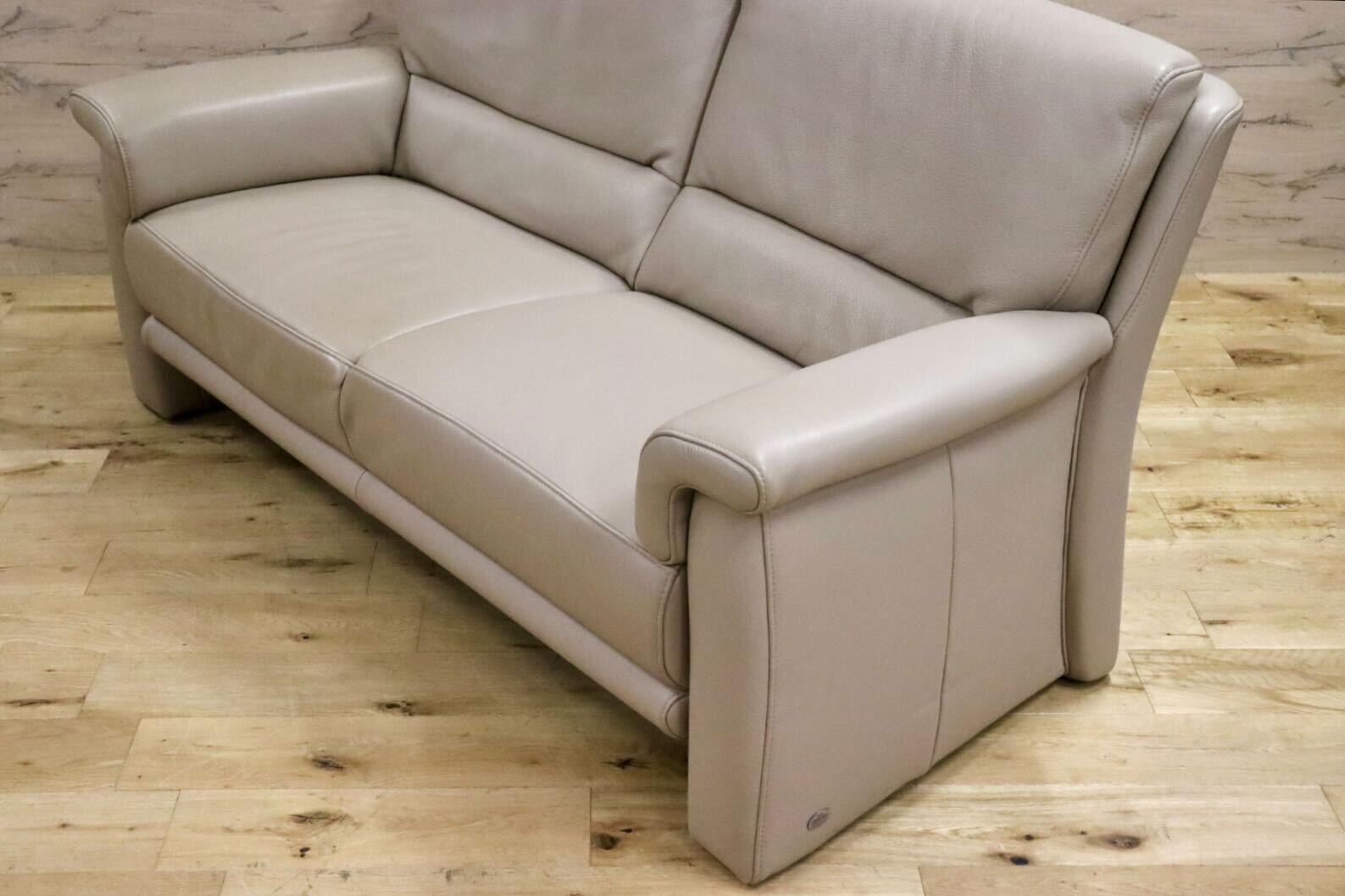 GMIS439○himolla / ヒモラ ベルク 2人掛けソファ ラブソファ 長椅子 2シーター 本革 ドイツ IDC大塚家具 定価約29万