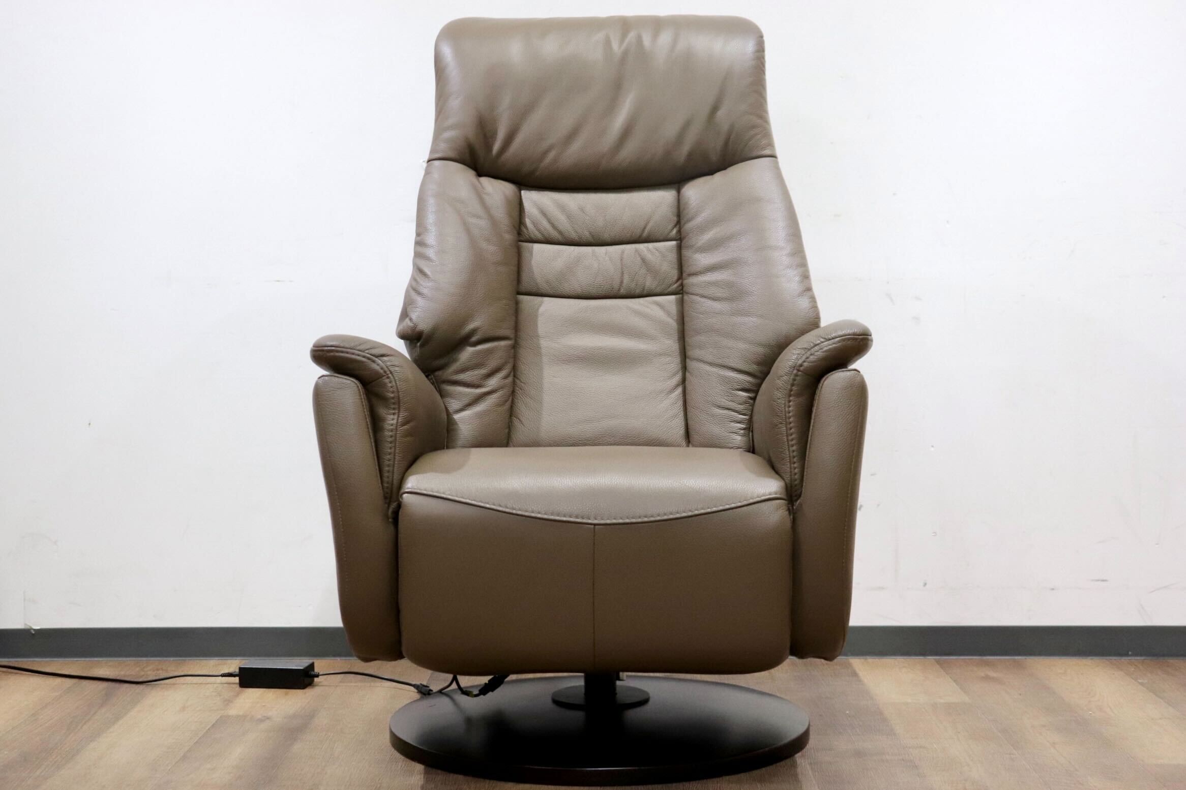 GMHS443○IDC大塚家具 ルージア 電動 リクライニングチェア パーソナルチェア フットレスト 本革 トープ色 定価16.8万 展示品