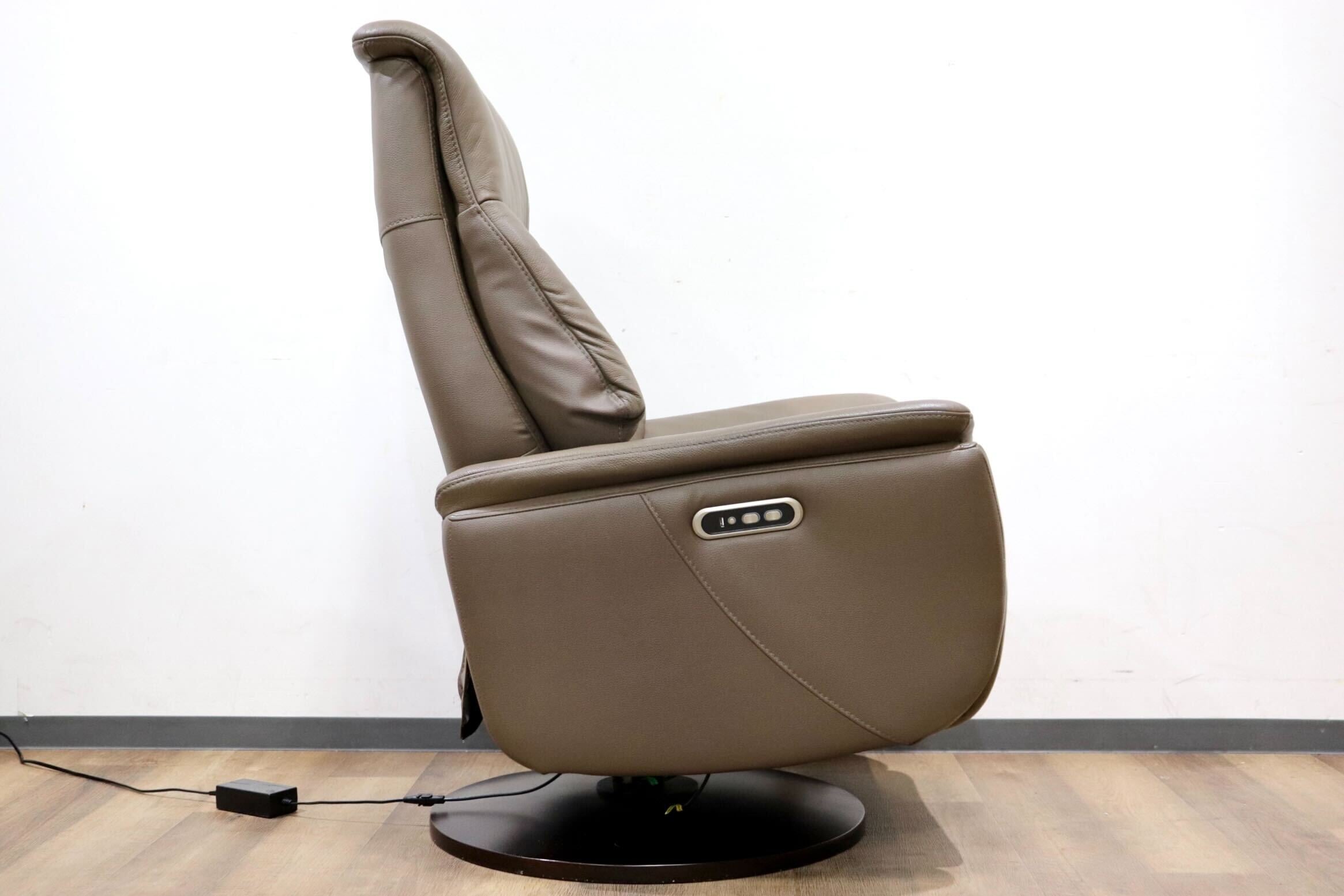 GMHS443○IDC大塚家具 ルージア 電動 リクライニングチェア パーソナルチェア フットレスト 本革 トープ色 定価16.8万 展示品