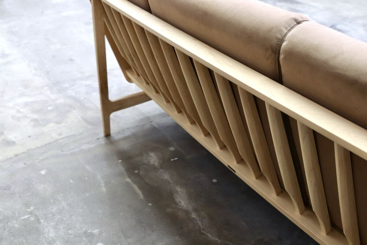 GMIK704○karimoku / カリモク WU6153 3人掛けソファ トリプルソファ ピュアメープル 布張り 長椅子 国産家具 約39万 展示品