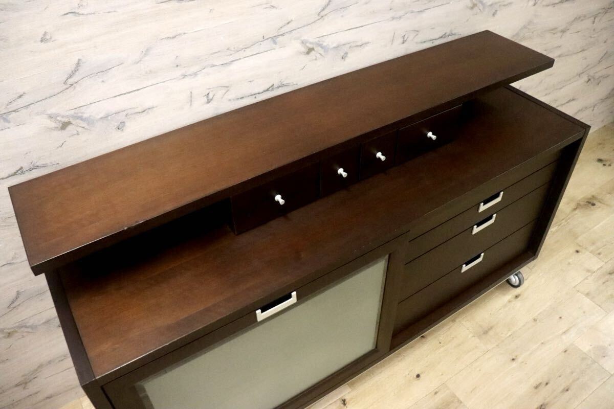 GMIH143○ガラスキャビネット サイドボード リビング収納 飾り棚 ダークブラウン スタイリッシュモダン キャスター付き