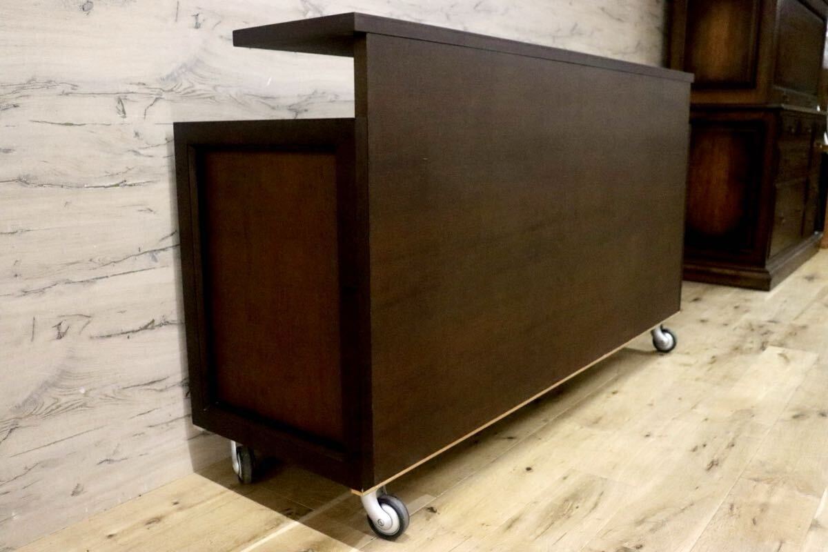 GMIH143○ガラスキャビネット サイドボード リビング収納 飾り棚 ダークブラウン スタイリッシュモダン キャスター付き