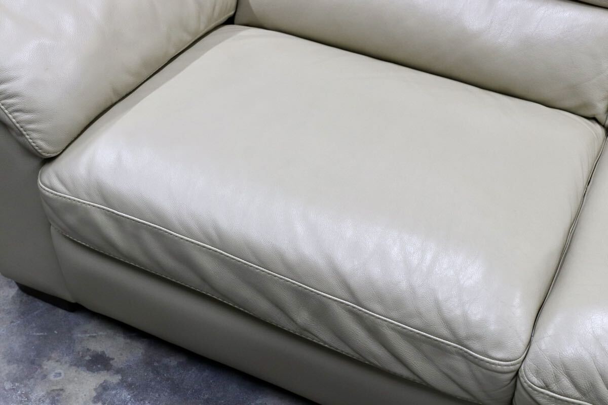 GMJS239○NATUZZI / ナツッジ 3人掛けソファ 総本革 ベージュ Uエンブレム イタリア モダン 高級レザーソファ リビングハウス 定価約50万