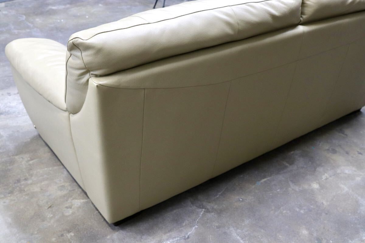 GMJS239○NATUZZI / ナツッジ 3人掛けソファ 総本革 ベージュ Uエンブレム イタリア モダン 高級レザーソファ リビングハウス 定価約50万
