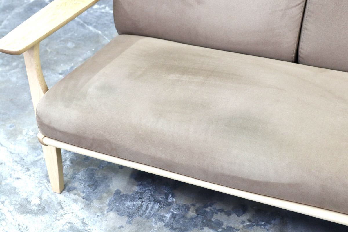 GMIK704○karimoku / カリモク WU6153 3人掛けソファ トリプルソファ ピュアメープル 布張り 長椅子 国産家具 約39万 展示品