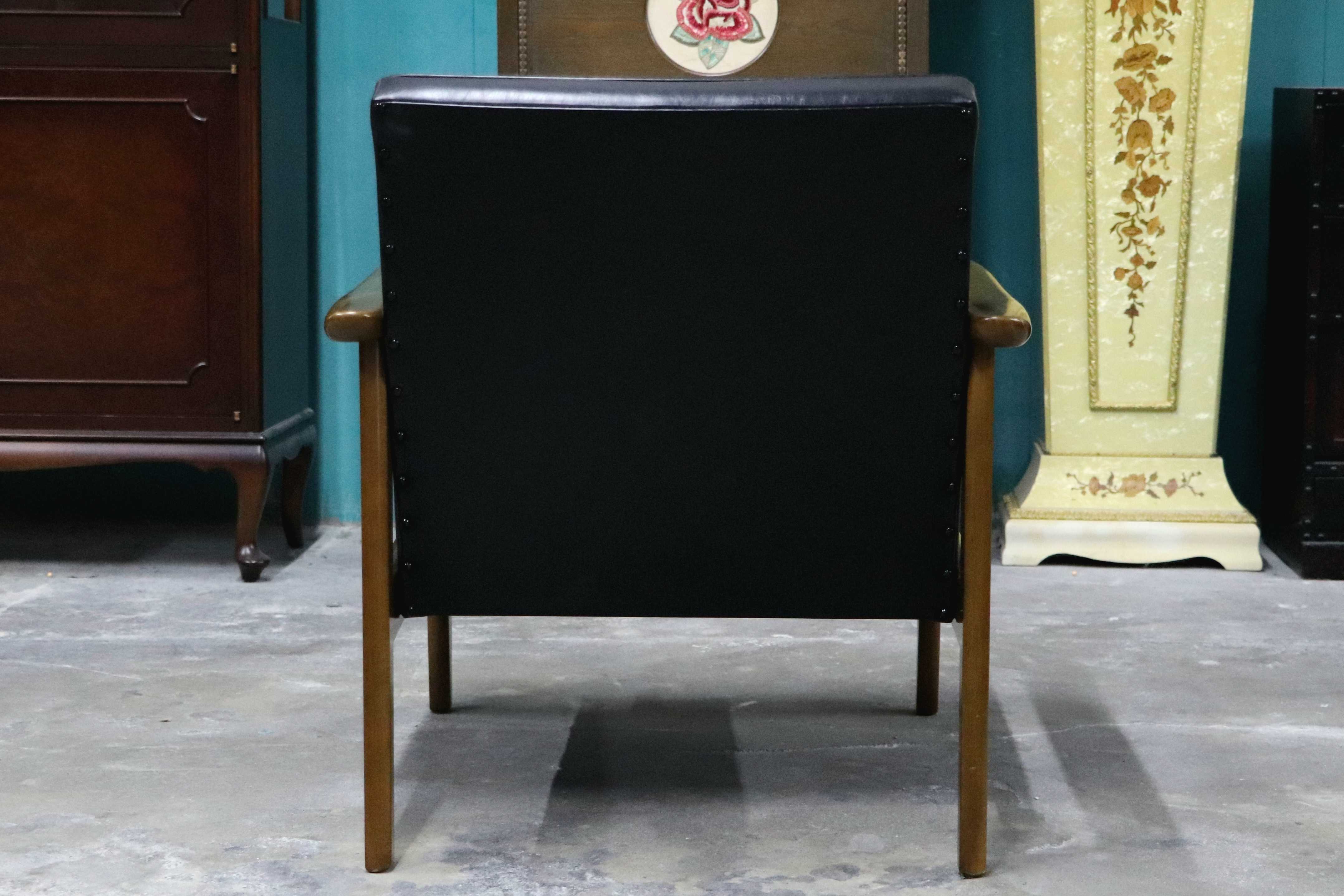 GMIK650B○カリモク60 Kチェア 1シーター スタンダードブラック 合皮 ラウンジチェア 肘掛け椅子 シングルソファ 展示品