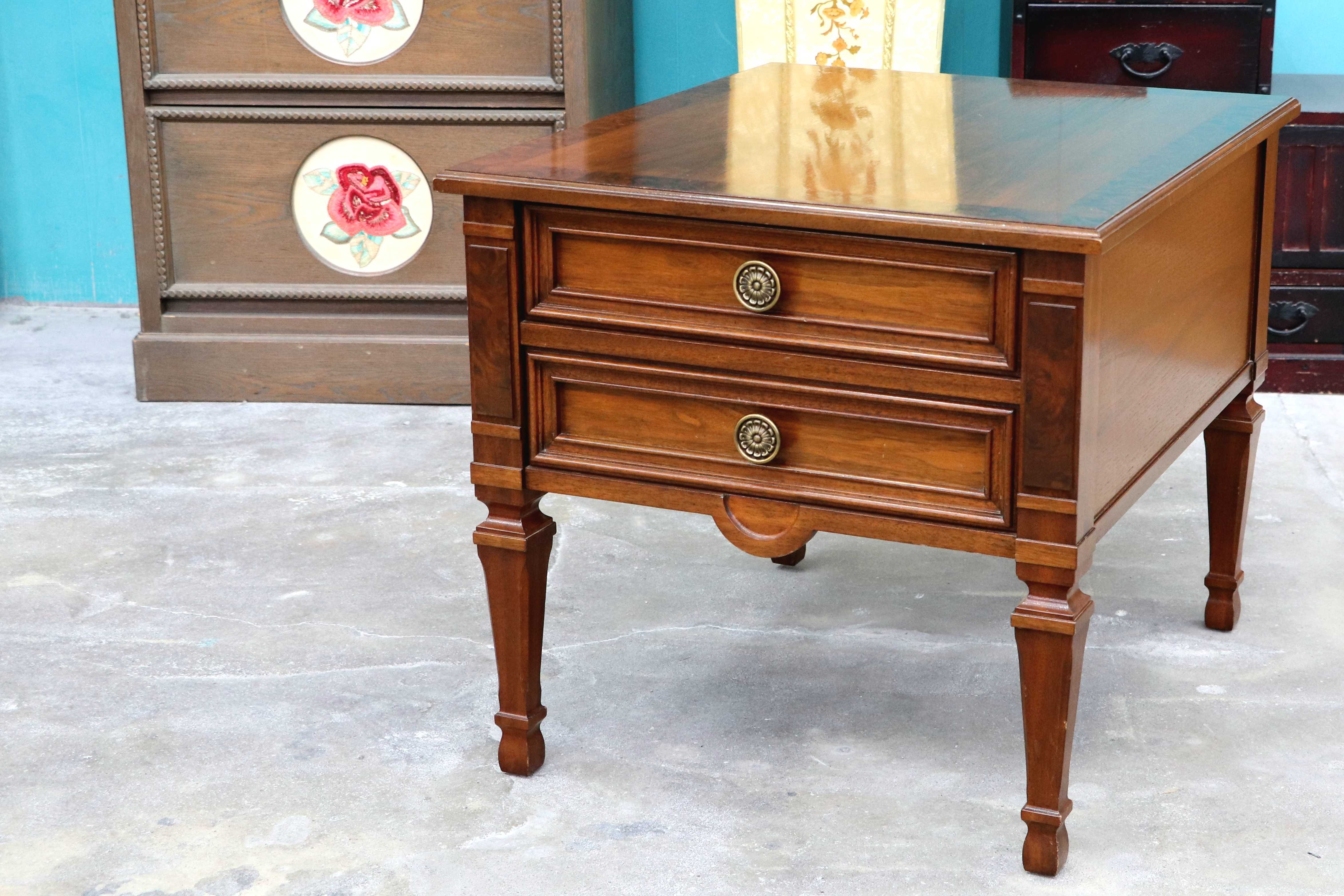 サイドテーブル