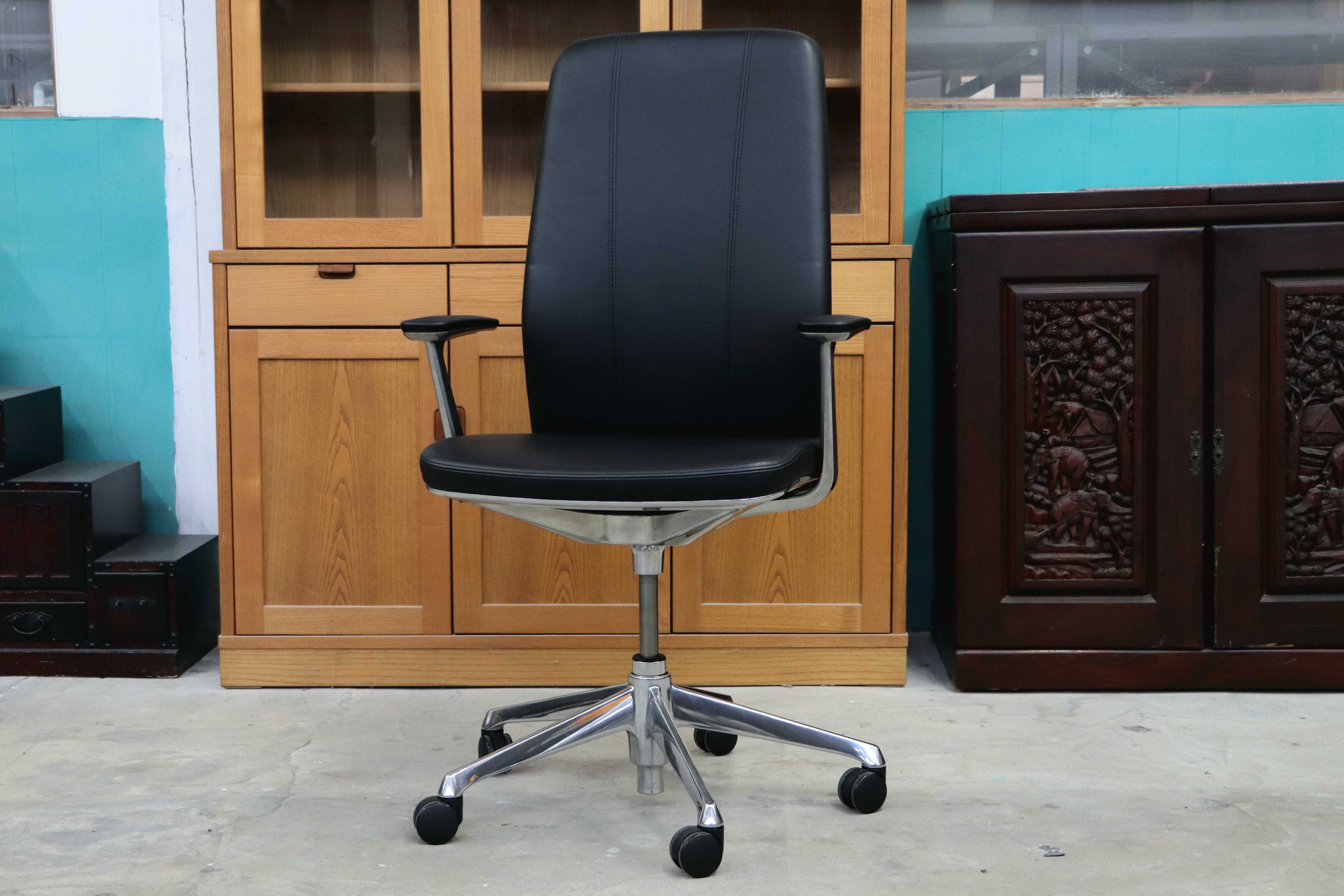 GMIK678G○okamura / オカムラ CRAFTIE クラフティー デスクチェア オフィスチェア アームチェア 本革 ウォールナット 定価約38万 展示品