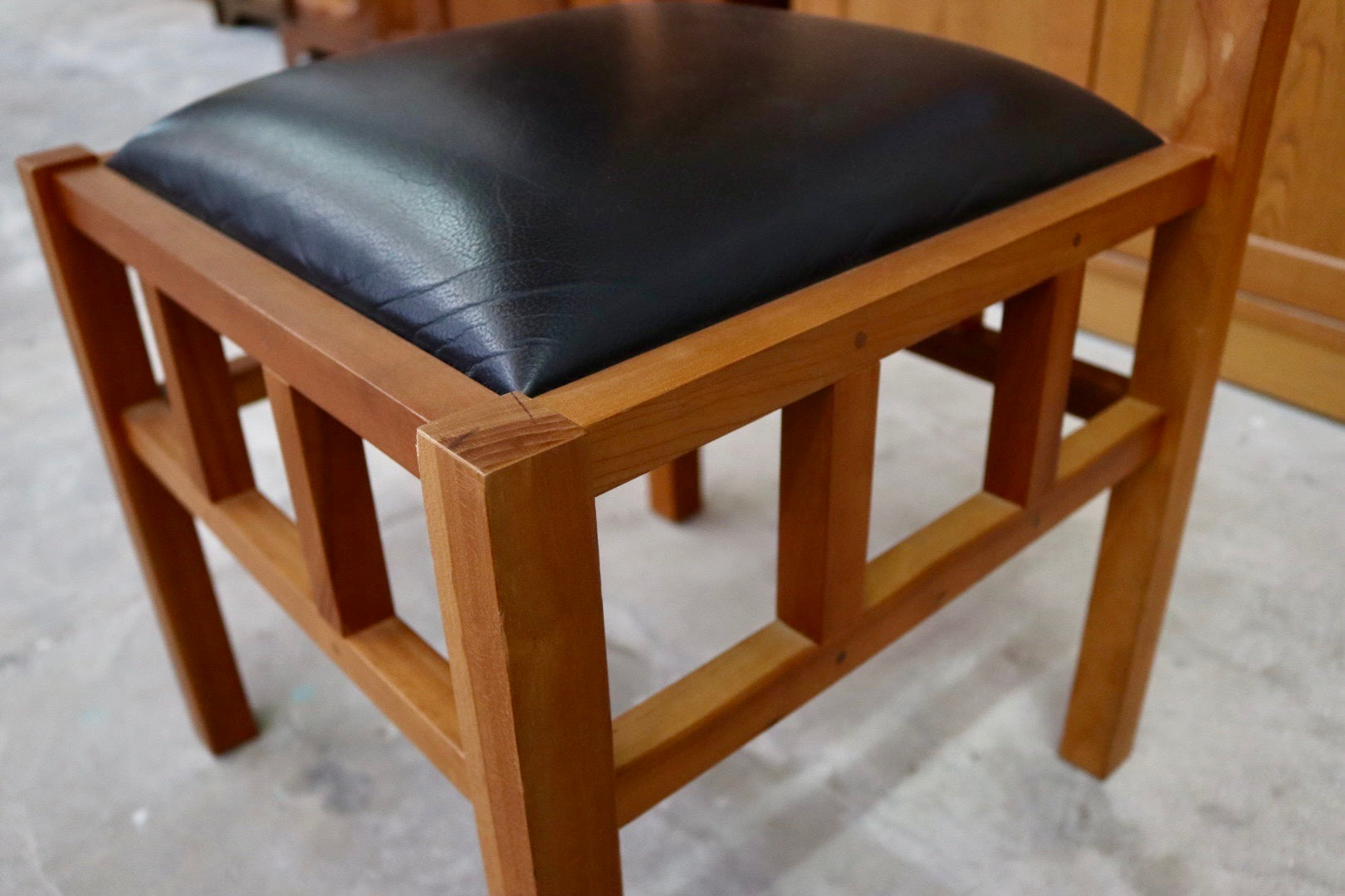 GMIK36C○JOHN KELLY / ジョン・ケリー J1スピンドルチェア ダイニングチェア 椅子 木製 ブラックチェリー材 本革 クラシック アンティーク