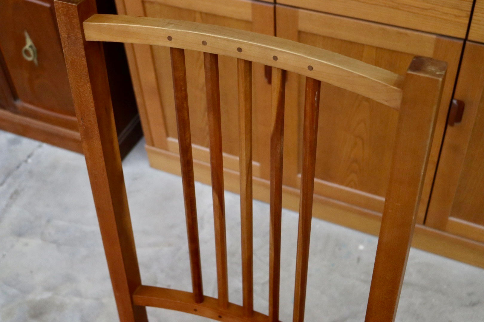 GMIK36E○JOHN KELLY / ジョン・ケリー J1スピンドルチェア ダイニングチェア 椅子 木製 ブラックチェリー材 本革 クラシック アンティーク