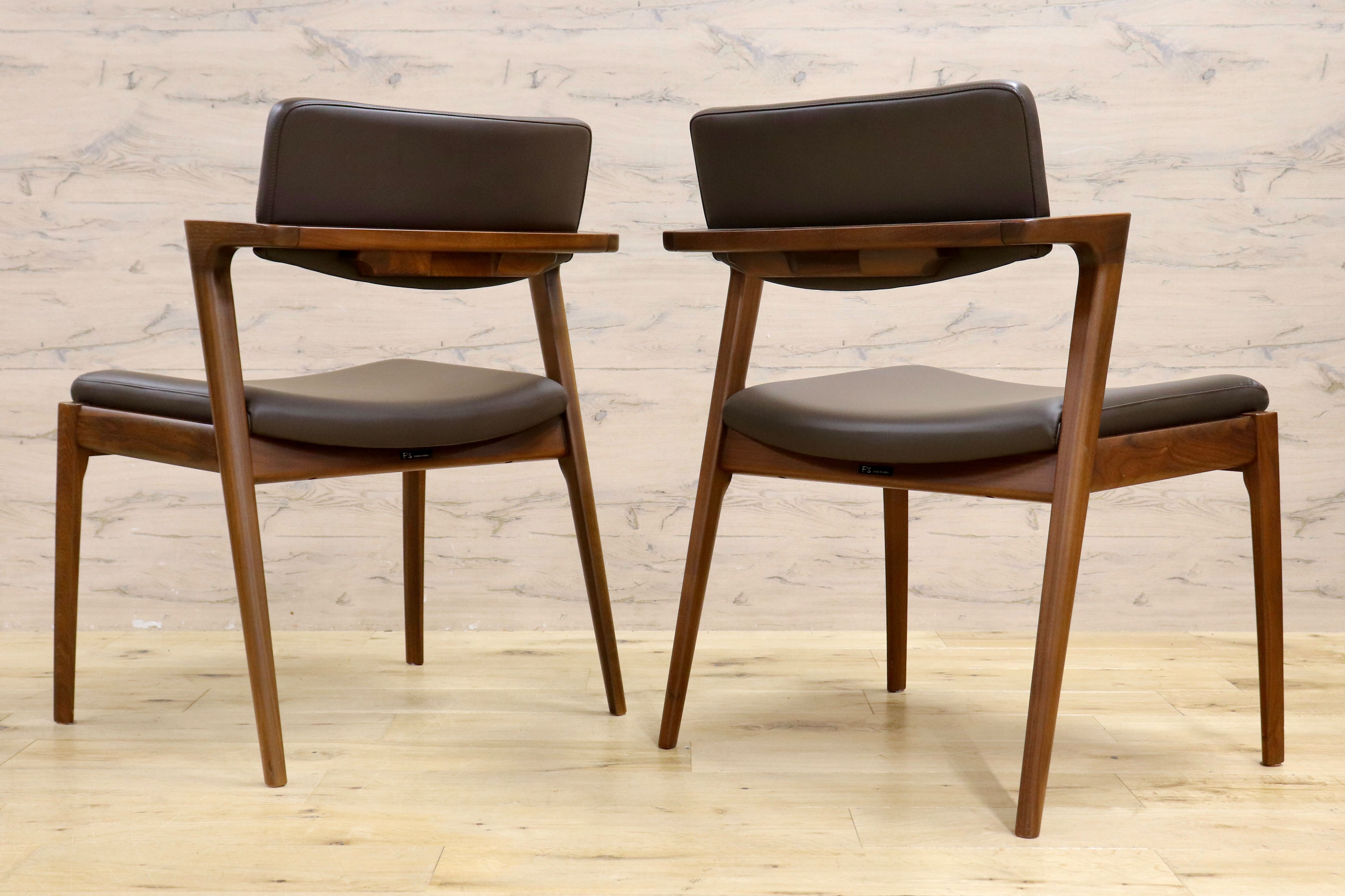 GMIS266B○FUJI FURNITURE / 冨士ファニチア Koti D03780 ワイドアームレスチェア 2脚セット ウォールナット 定価約26万 展示品