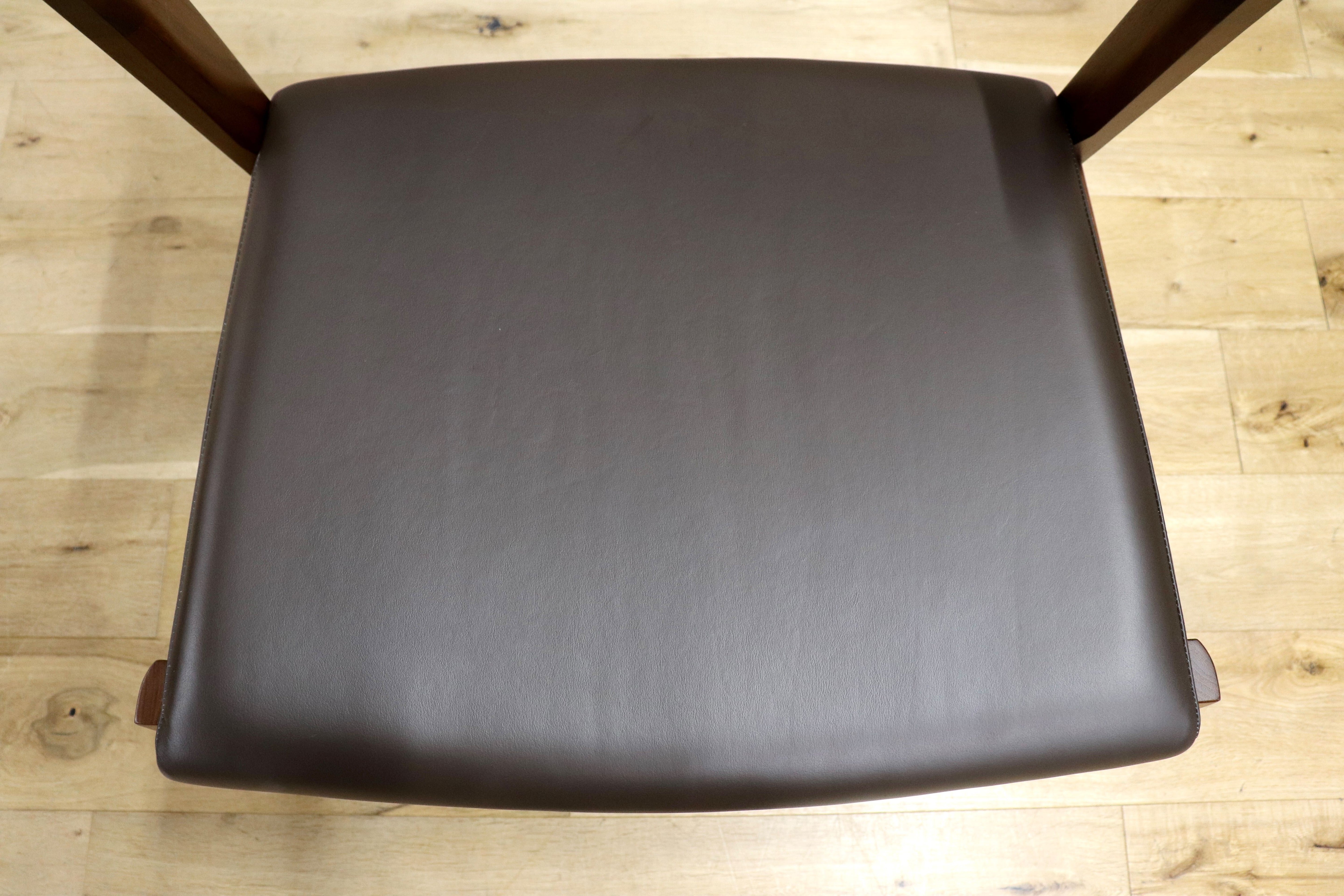 GMIS266B○FUJI FURNITURE / 冨士ファニチア Koti D03780 ワイドアームレスチェア 2脚セット ウォールナット 定価約26万 展示品