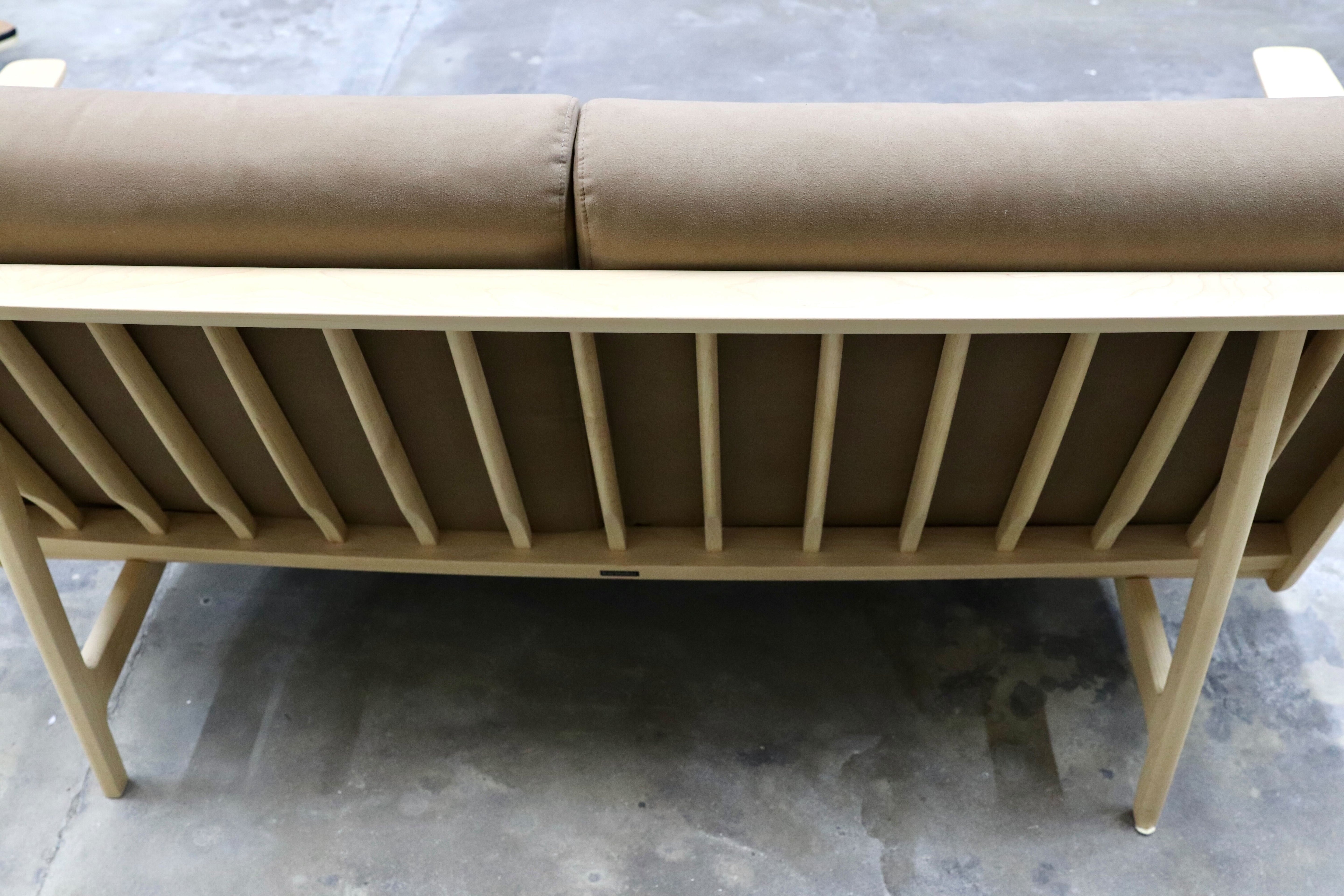 GMIK704○karimoku / カリモク WU6162 2人掛けソファ ラブソファ ピュアメープル 布張り 長椅子 国産家具 約37万 展示品