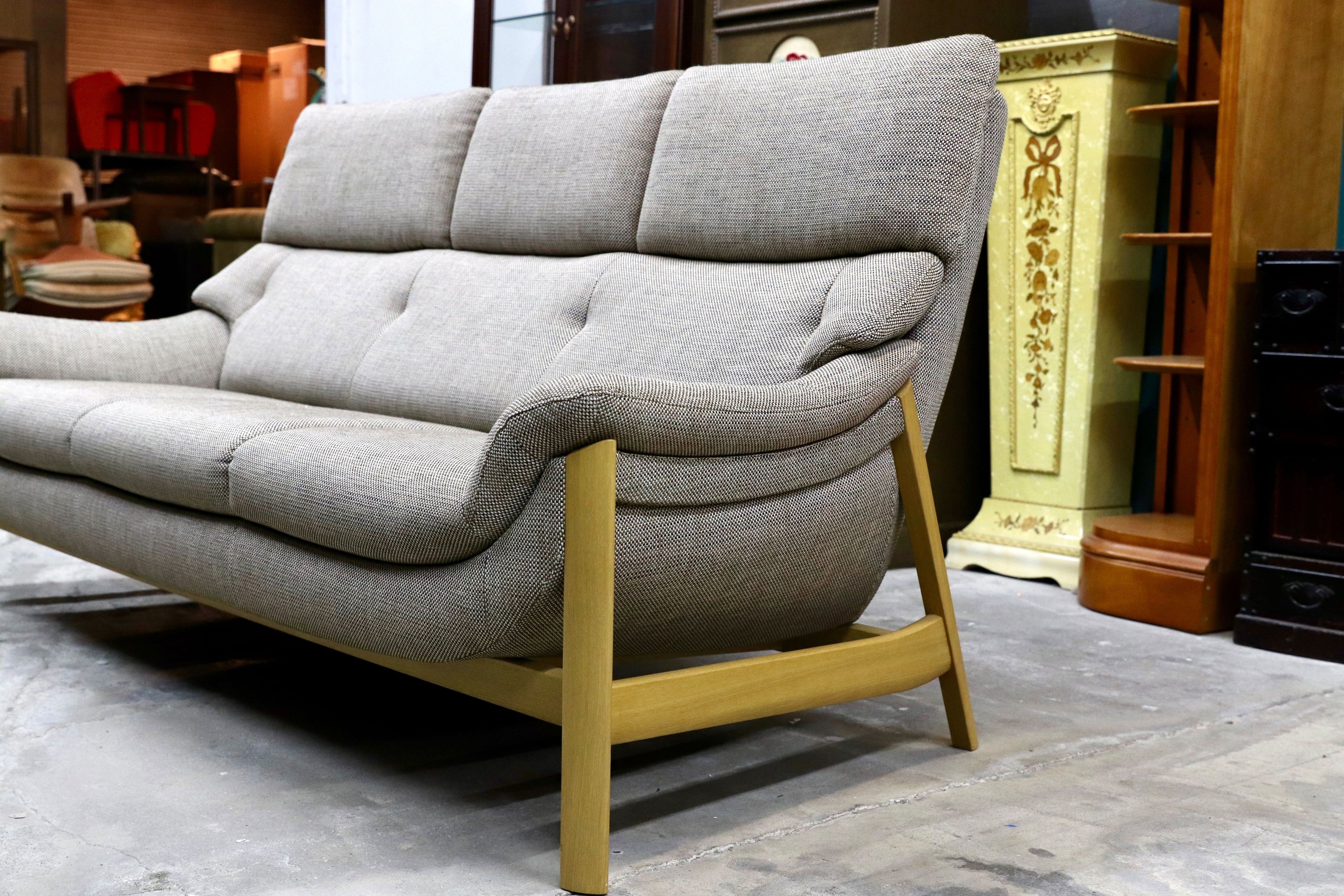 GMIS374○karimoku / カリモク UU62シリーズ 長椅子 3人掛けソファ トリプルソファ 布張り オーク材 北欧スタイル 国産家具 定価約32.5万