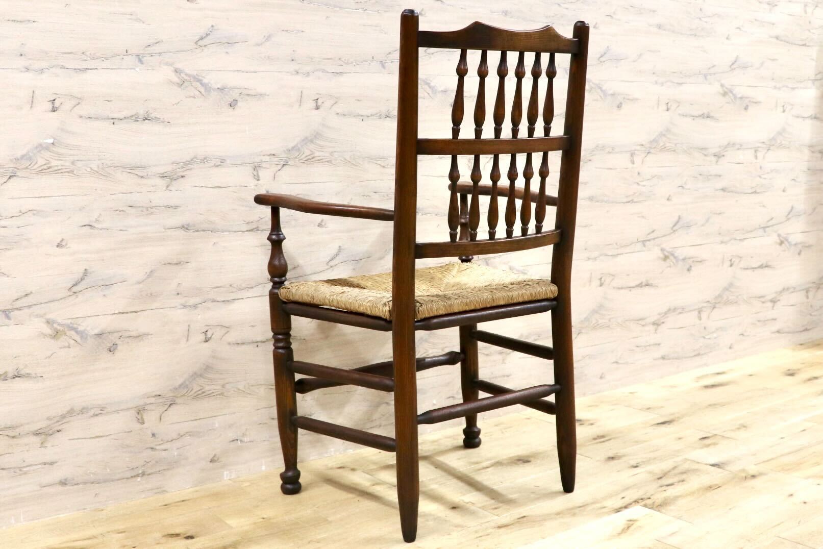 モダンなスピンドルバックダイニングチェア 【公式通販】