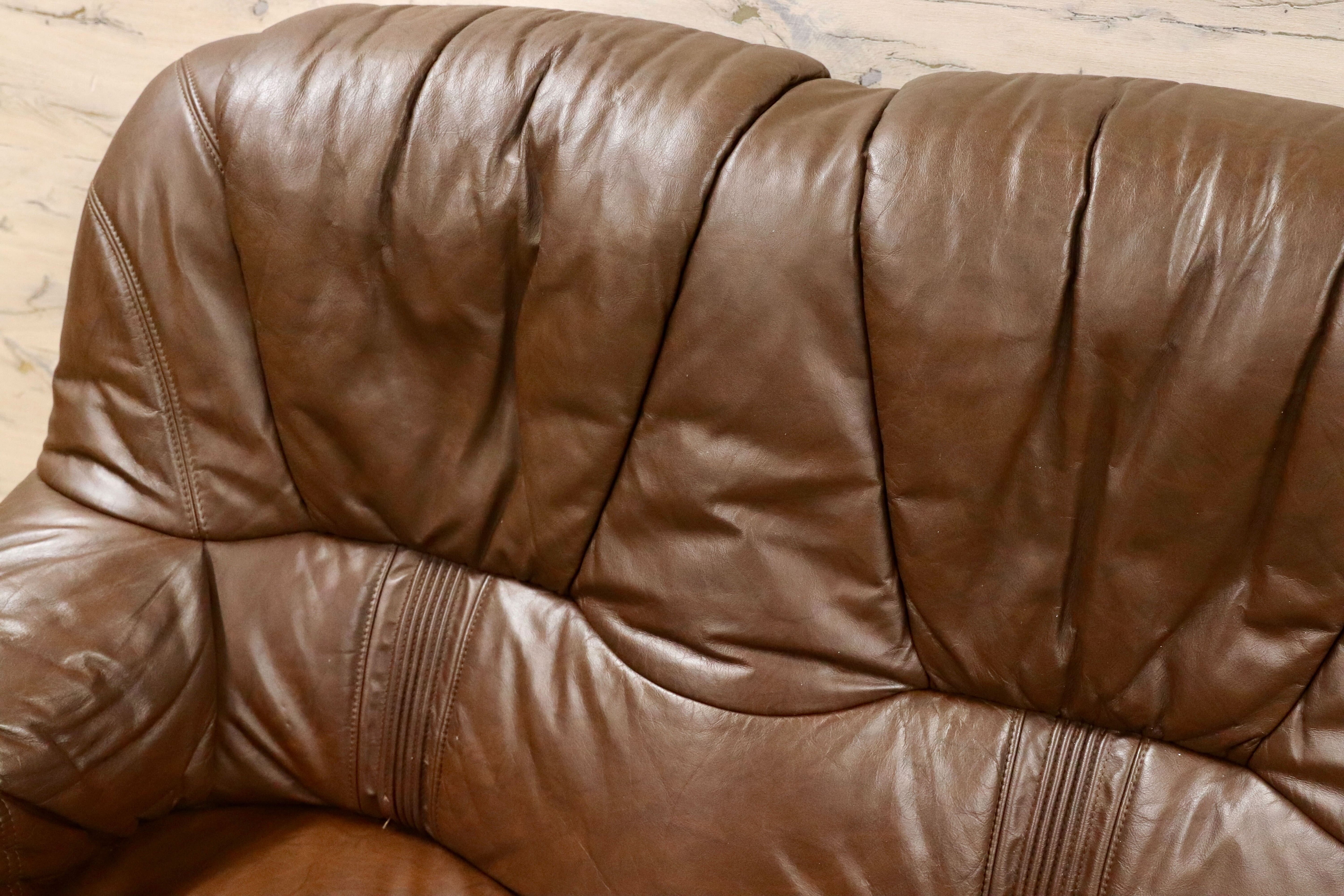 GMHS144○オランダ製 ダッチカントリー 3人掛けソファ トリプルソファ 長椅子 楢材 本革  鋲打ち 彫刻 クラシック ヴィンテージ 約60万