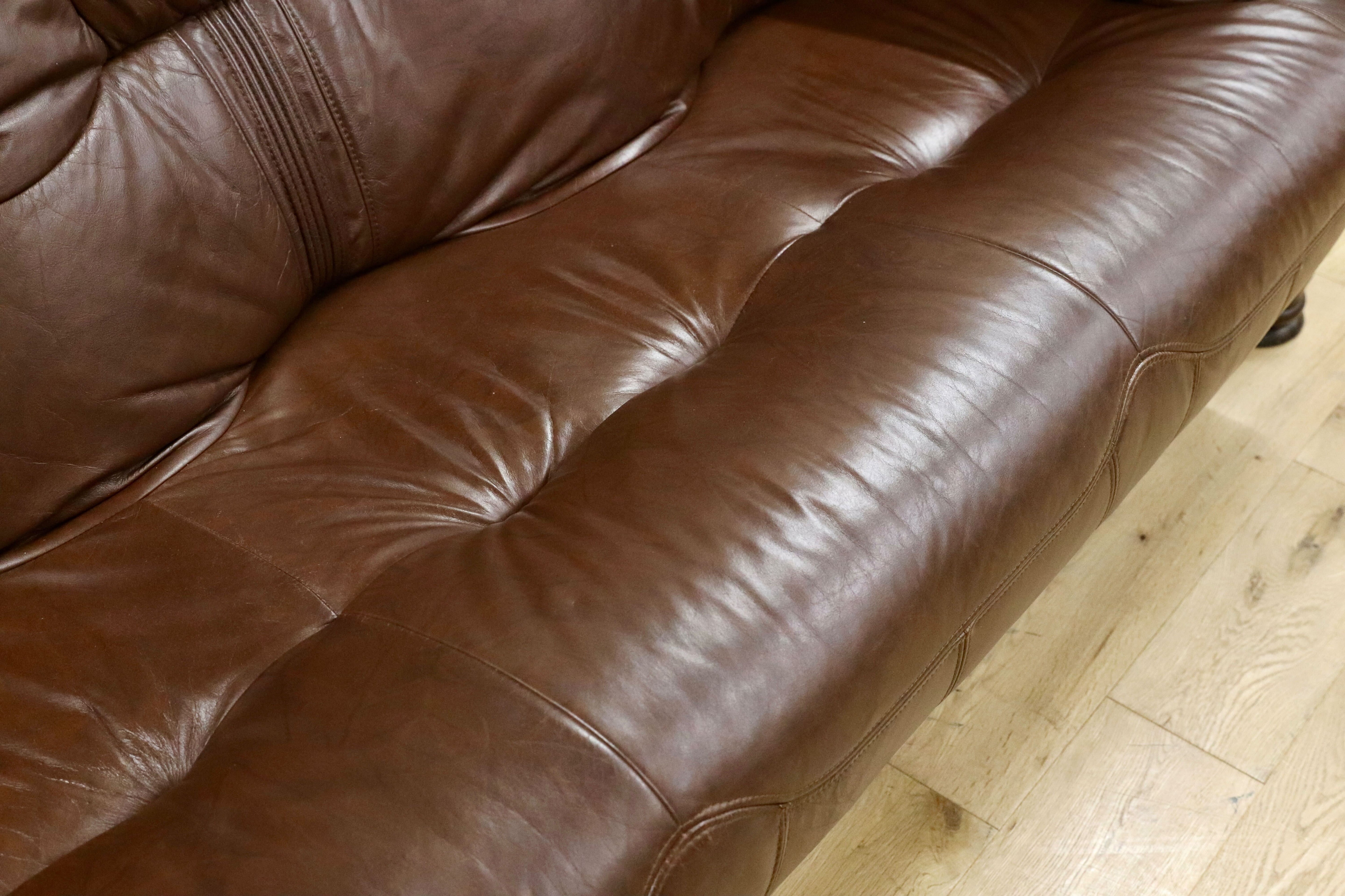 GMHS144○オランダ製 ダッチカントリー 3人掛けソファ トリプルソファ 長椅子 楢材 本革  鋲打ち 彫刻 クラシック ヴィンテージ 約60万