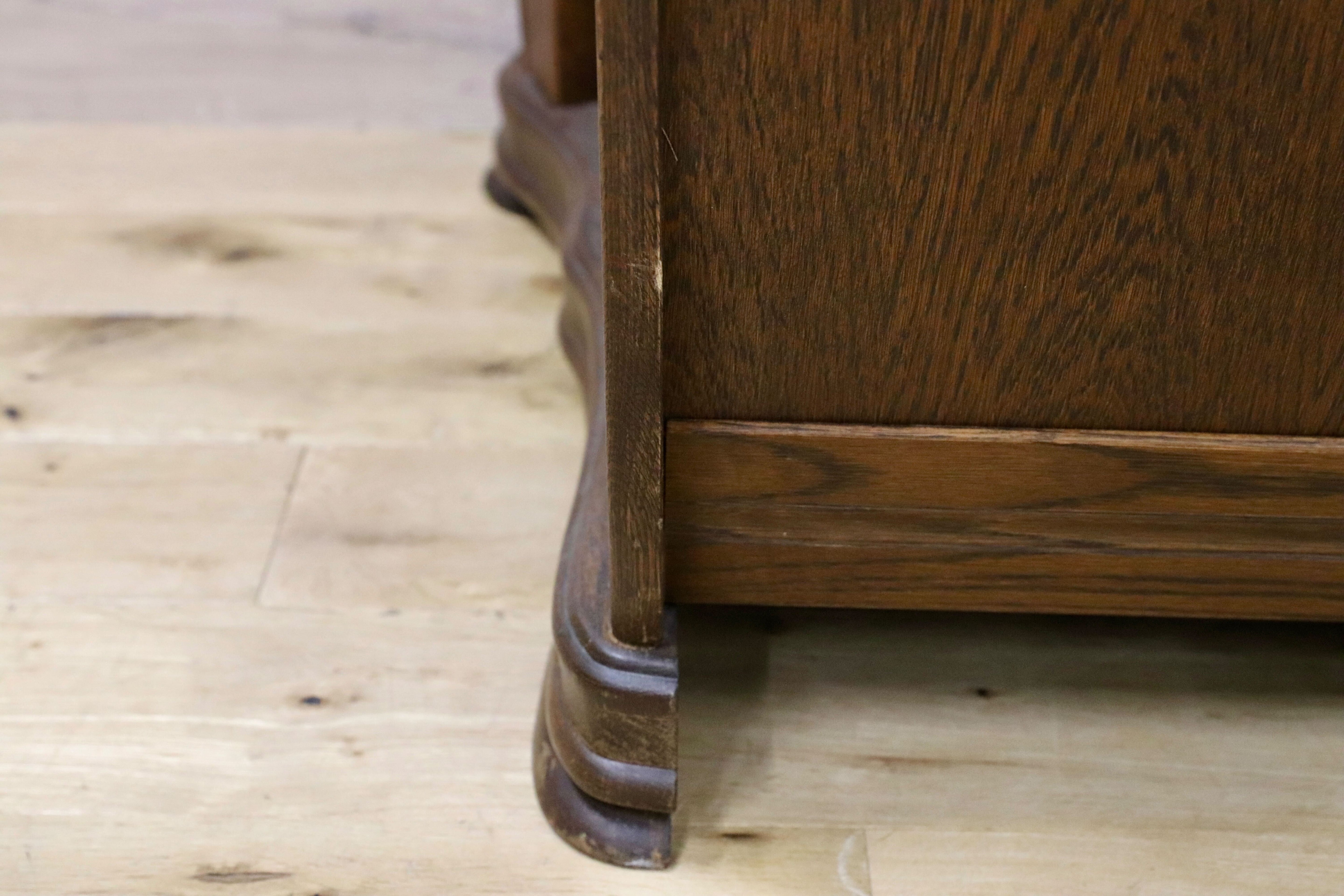 GMHS144○オランダ製 ダッチカントリー 3人掛けソファ トリプルソファ 長椅子 楢材 本革  鋲打ち 彫刻 クラシック ヴィンテージ 約60万