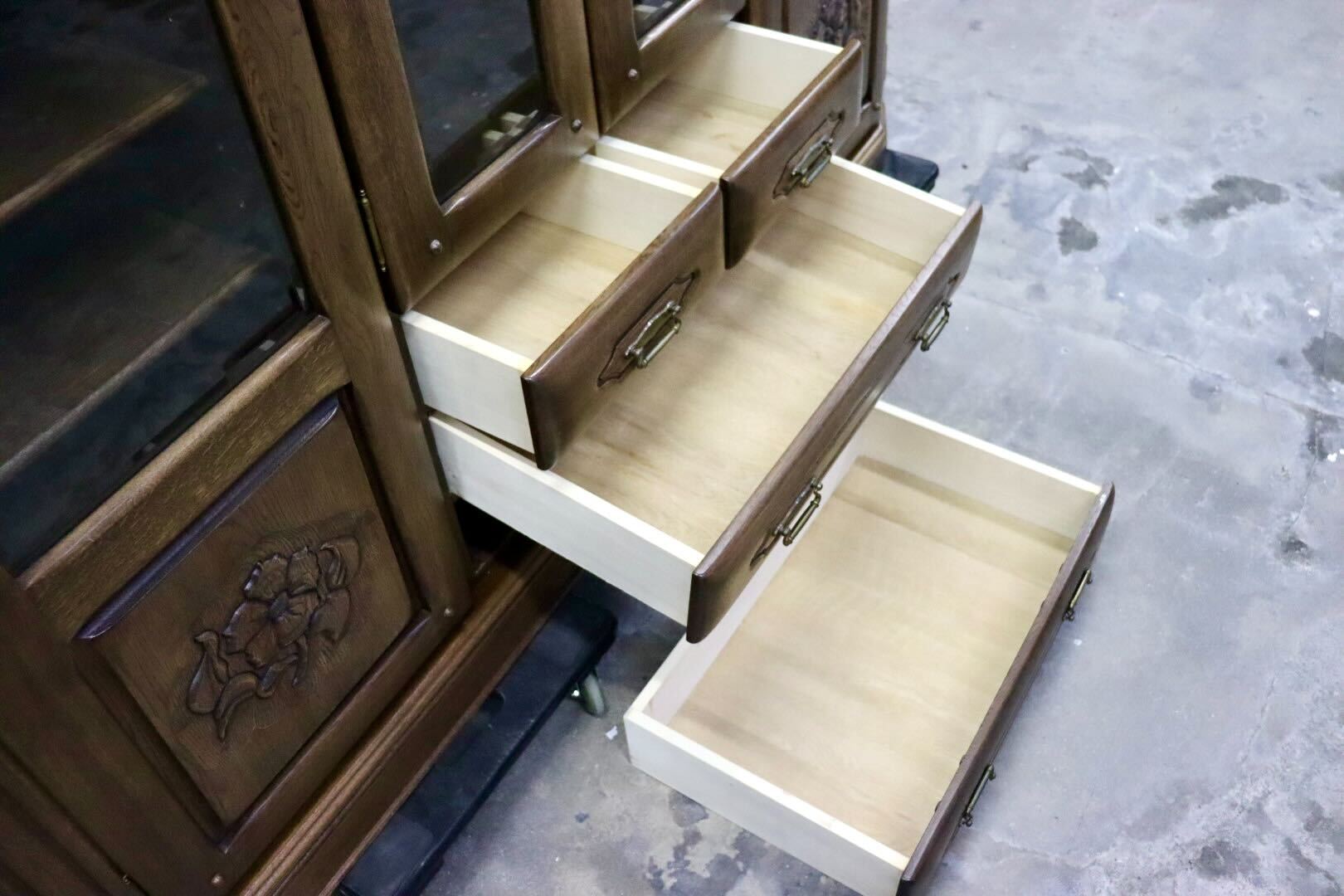 GMIS368A○札幌ファニシング クラーク180 食器棚 飾り棚 リビングボード カップボード オーク無垢材 彫刻 旭川家具 カントリー モリス