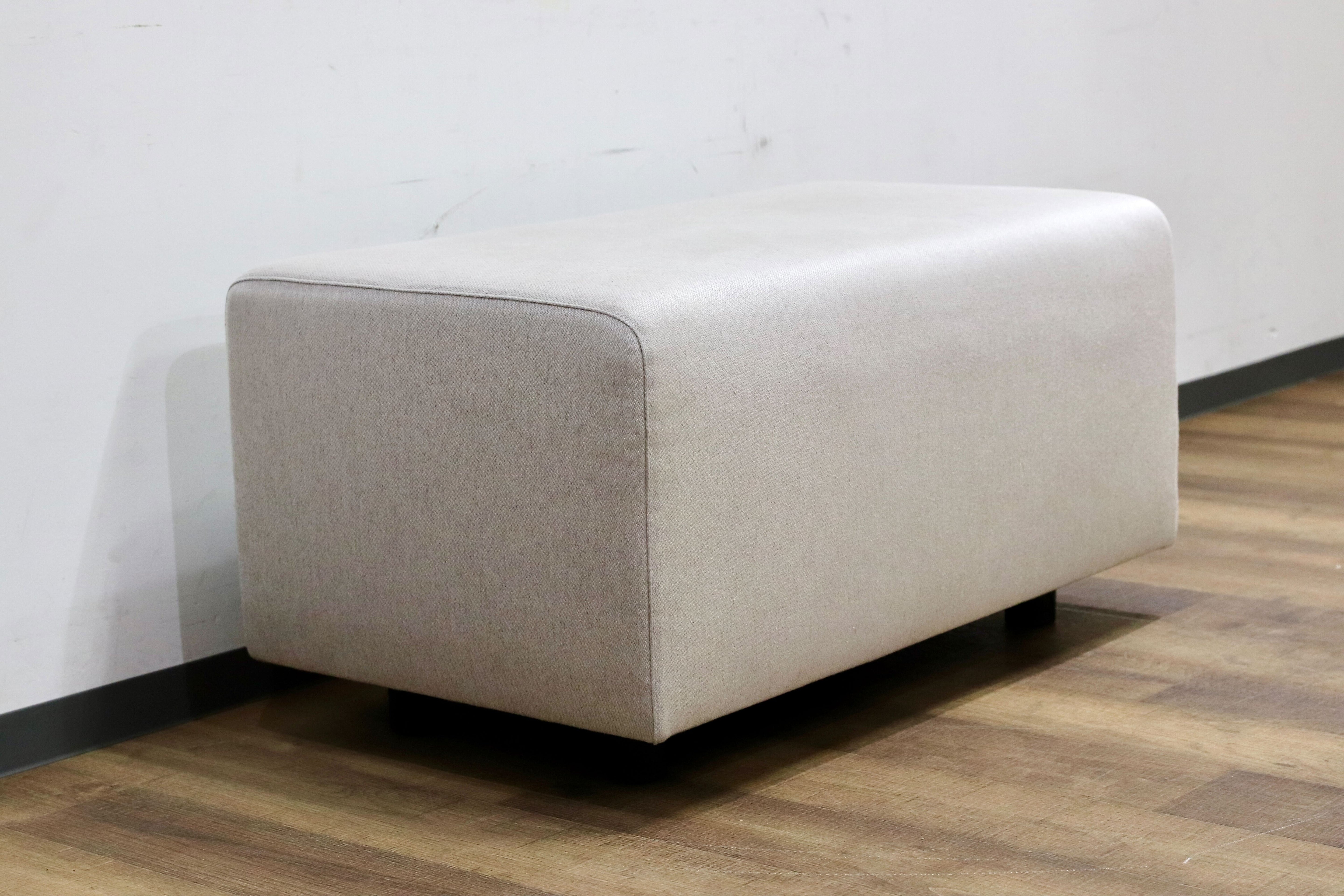 GMIH121B○cassina ixc / カッシーナイクスシー LIVING DIVANI オットマン スツール ベンチソファ イタリアモダン カバーリング 展示品