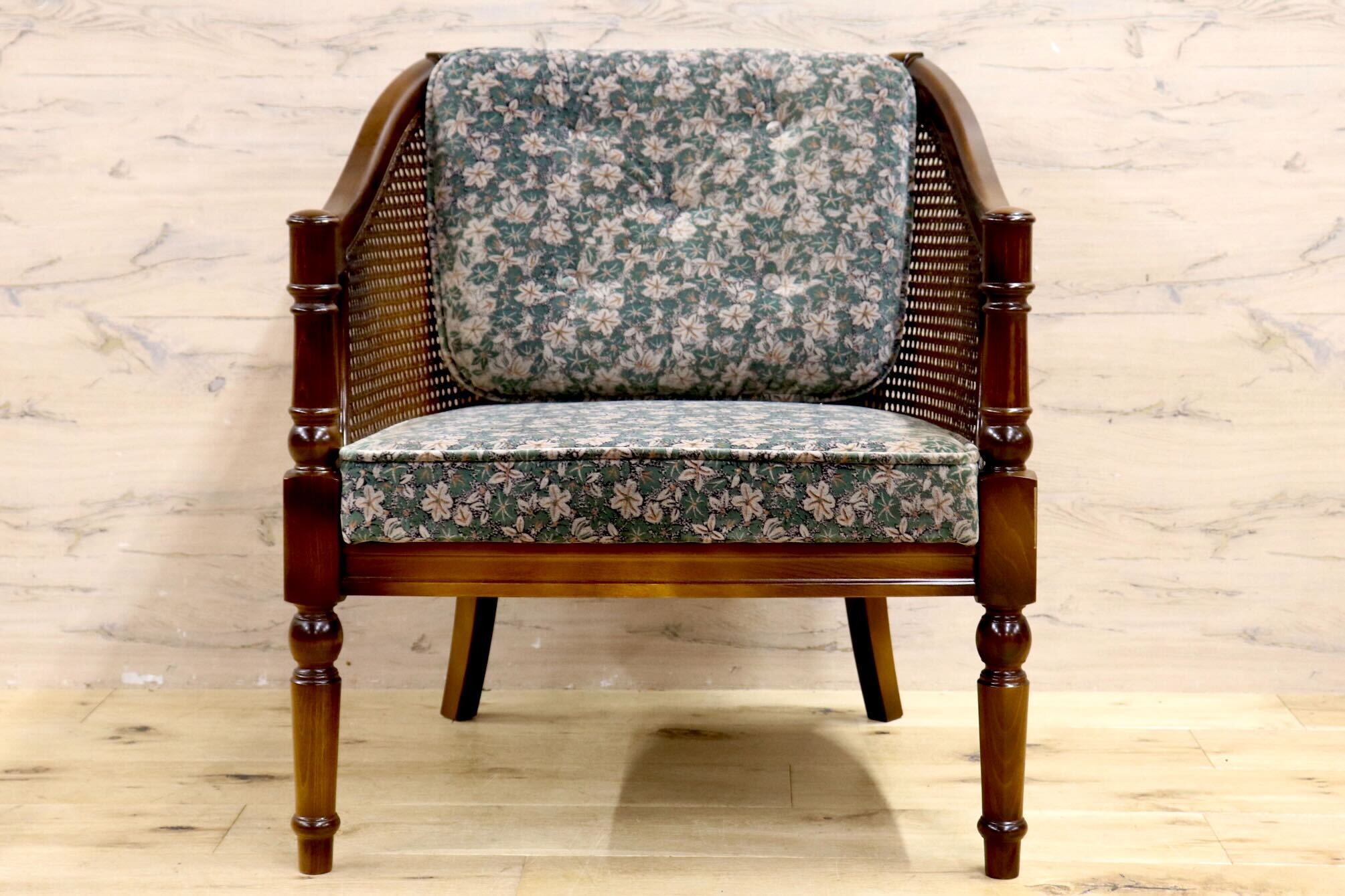 GMIS279A○karimoku / カリモク コロニアル アームチェア 椅子 ラウンジチェア シングルソファ ラタン 国産家具 レトロ ヴィンテージ