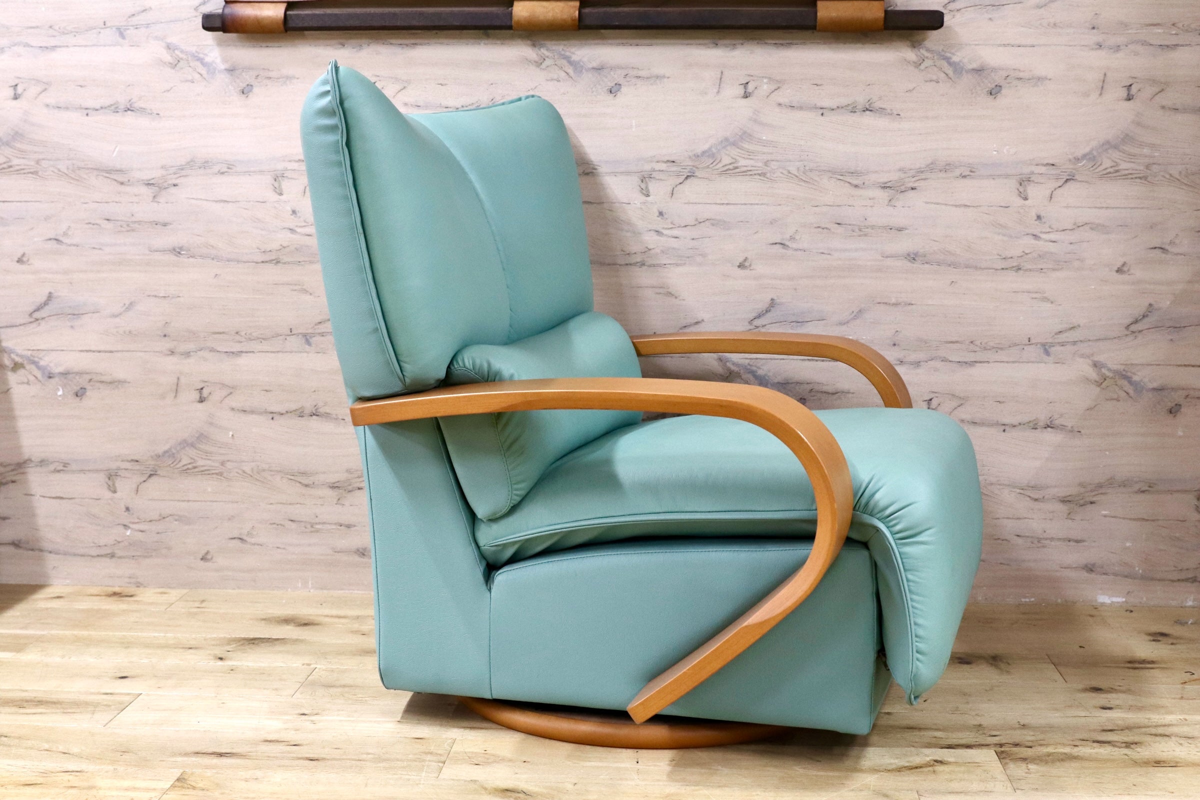 GMFN5595○FUJI FURNITURE / 冨士ファニチア 回転式 パーソナルチェア 1人掛けソファ 合皮 ラウンジチェア 徳島家具