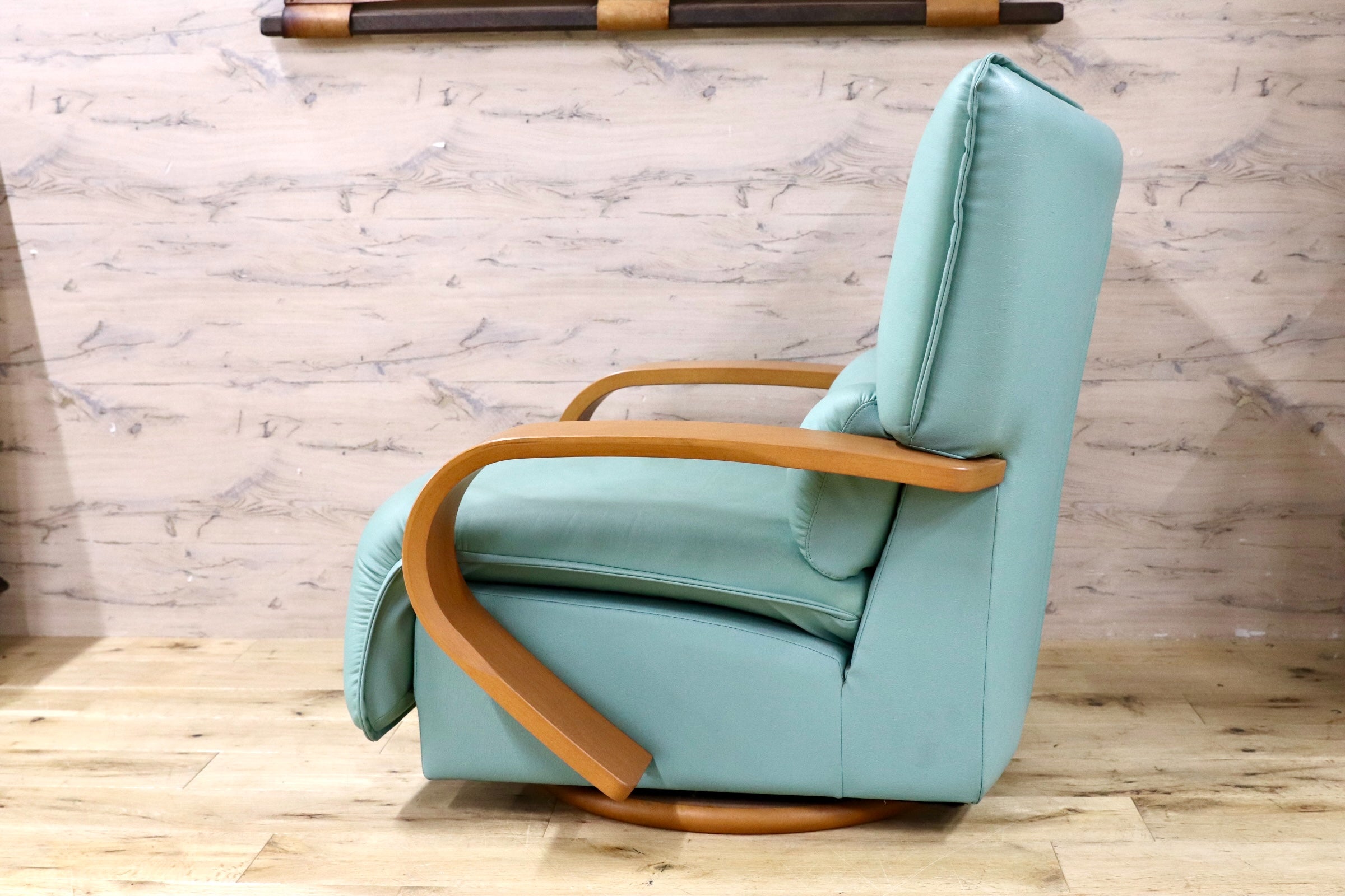 GMFN5595○FUJI FURNITURE / 冨士ファニチア 回転式 パーソナルチェア 1人掛けソファ 合皮 ラウンジチェア 徳島家具