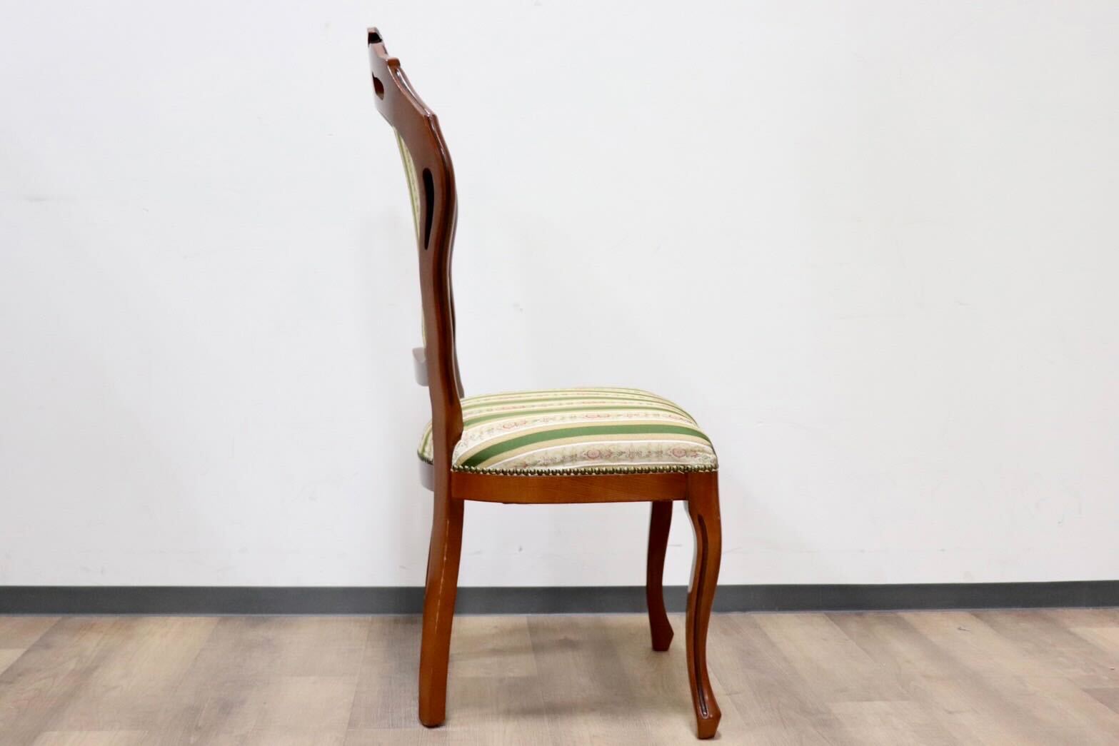 GMGS268A○ヴェローナクラッシック イタリア製 ダイニングチェア 食卓椅子 ファブリック 彫刻 鋲打ち 猫脚 クラシック 定価約6.3万 展示品