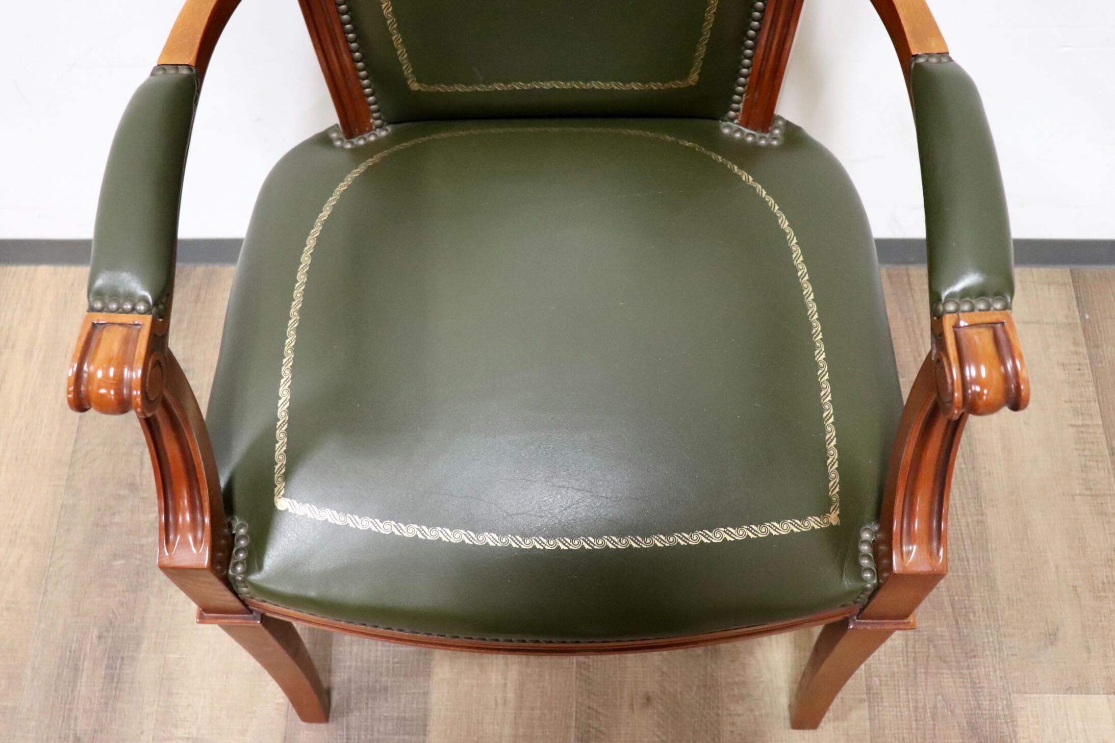 GMHS84A○スペイン製 ダイニングチェア アームチェア 食卓椅子 椅子 チェア 彫刻 鋲打ち レザー アンティーク クラシック ヨーロピアン