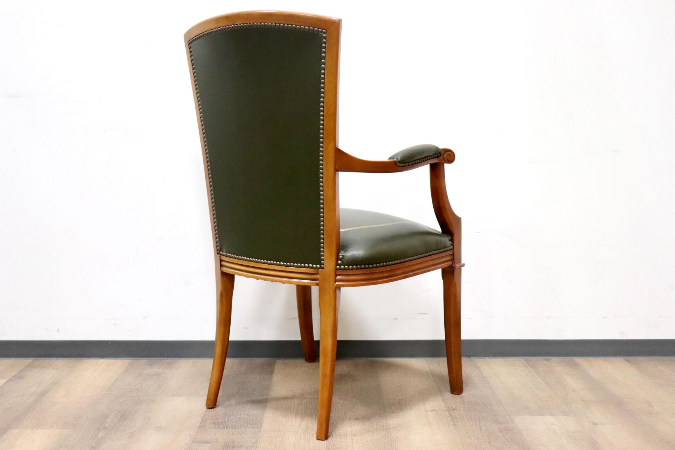 GMHS84A○スペイン製 ダイニングチェア アームチェア 食卓椅子 椅子 チェア 彫刻 鋲打ち レザー アンティーク クラシック ヨーロピアン