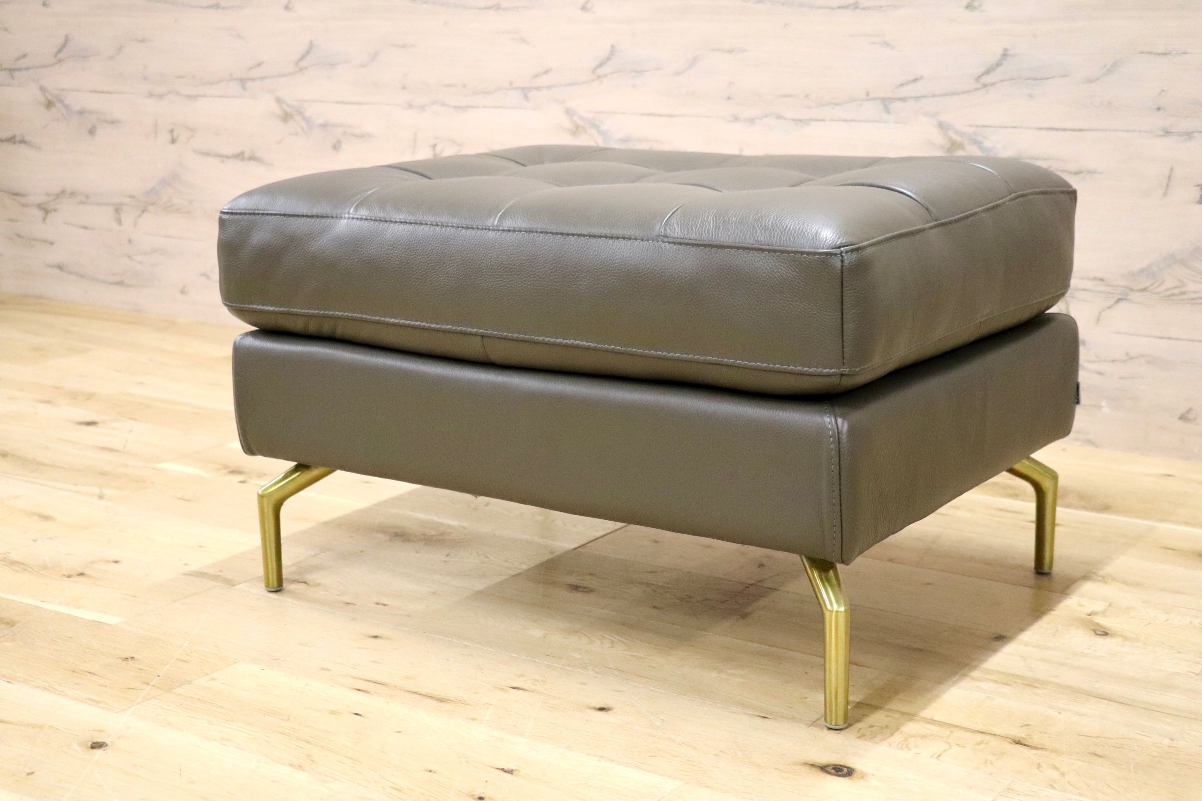 GMJK292A○BoConcept / ボーコンセプト Osaka フットスツール オットマン ブラスレッグスツール ローチェア 本革 北欧モダン