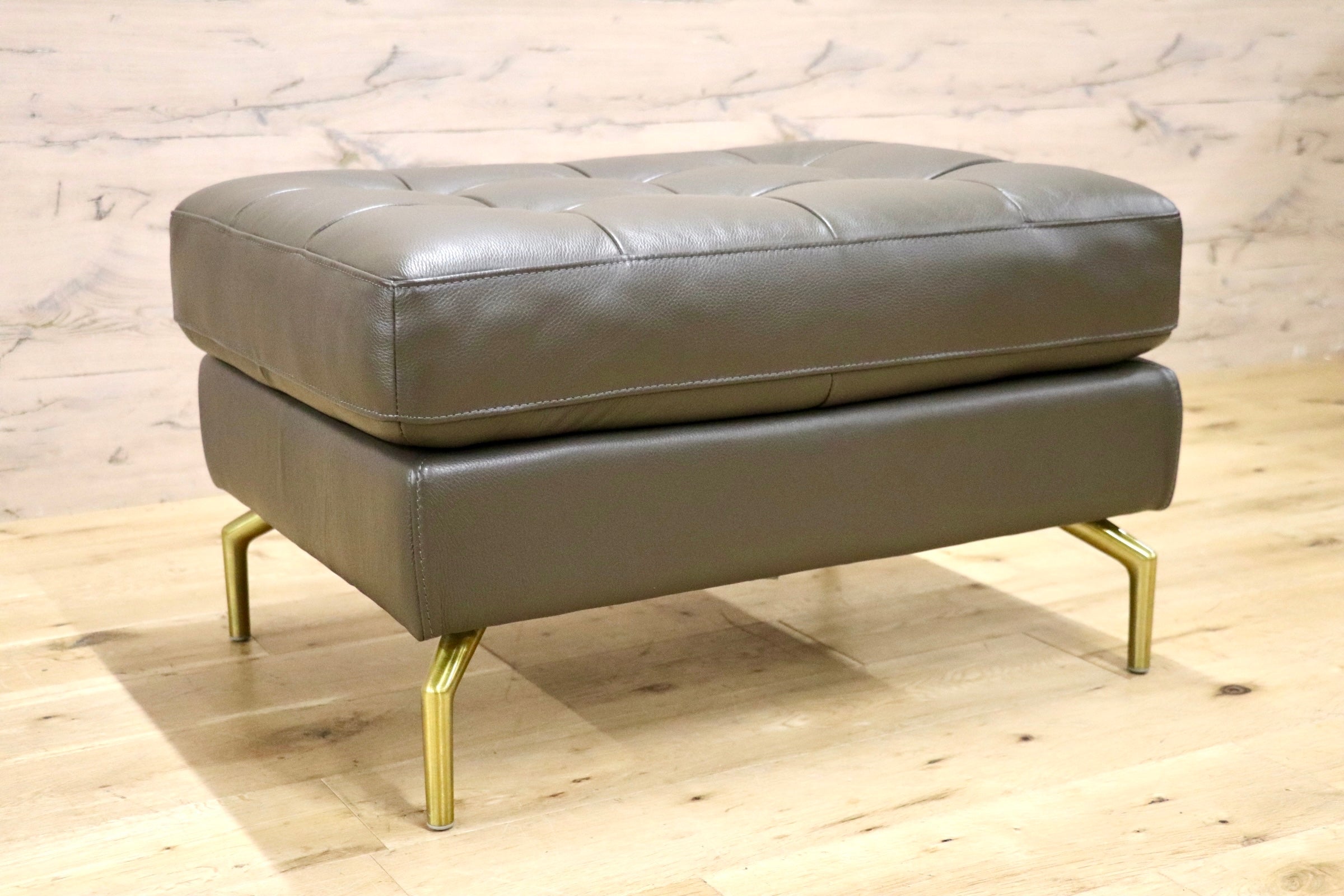 GMJK292A○BoConcept / ボーコンセプト Osaka フットスツール オットマン ブラスレッグスツール ローチェア 本革 北欧モダン