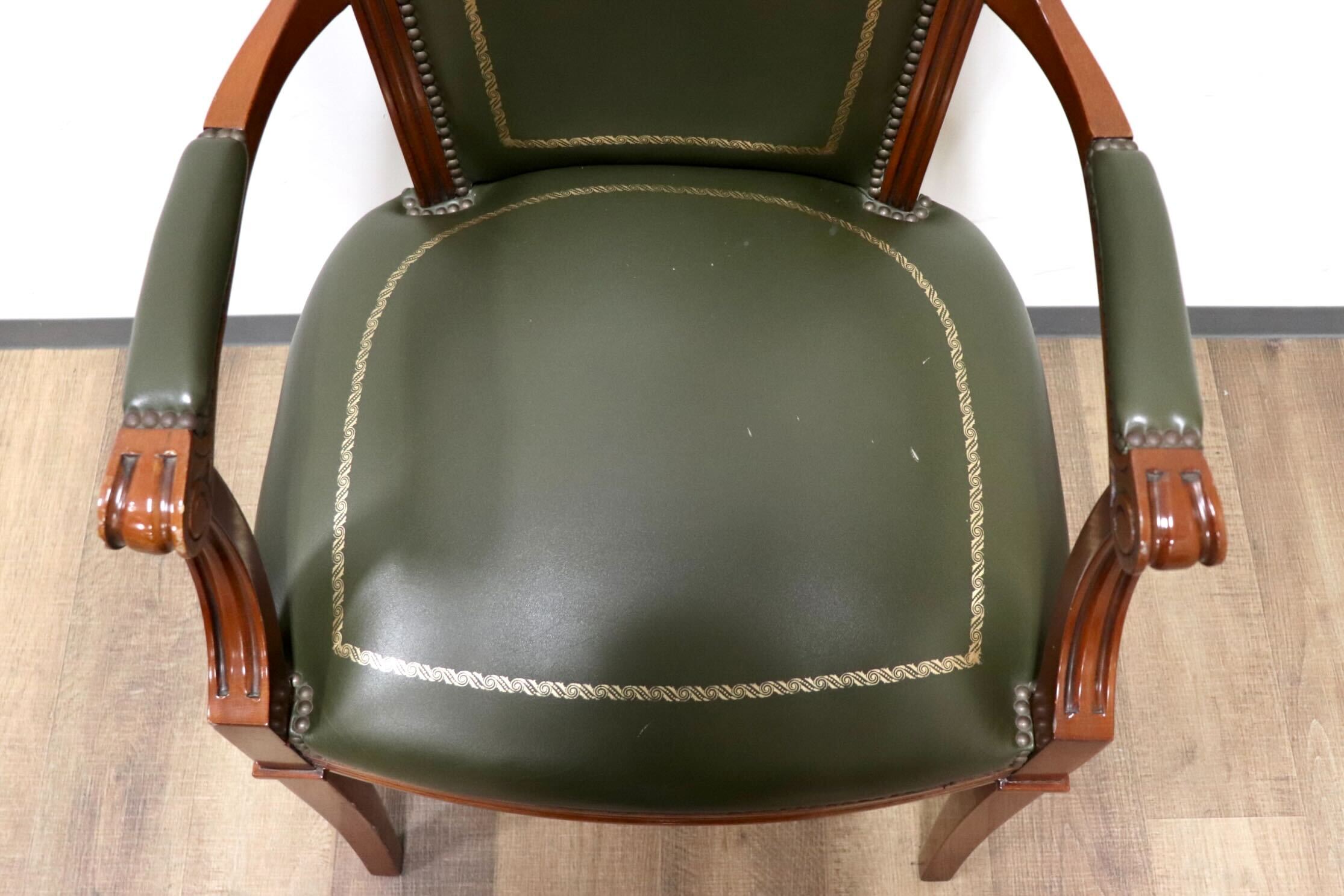 GMHS84B○スペイン製 ダイニングチェア アームチェア 食卓椅子 椅子 チェア 彫刻 鋲打ち レザー アンティーク クラシック ヨーロピアン