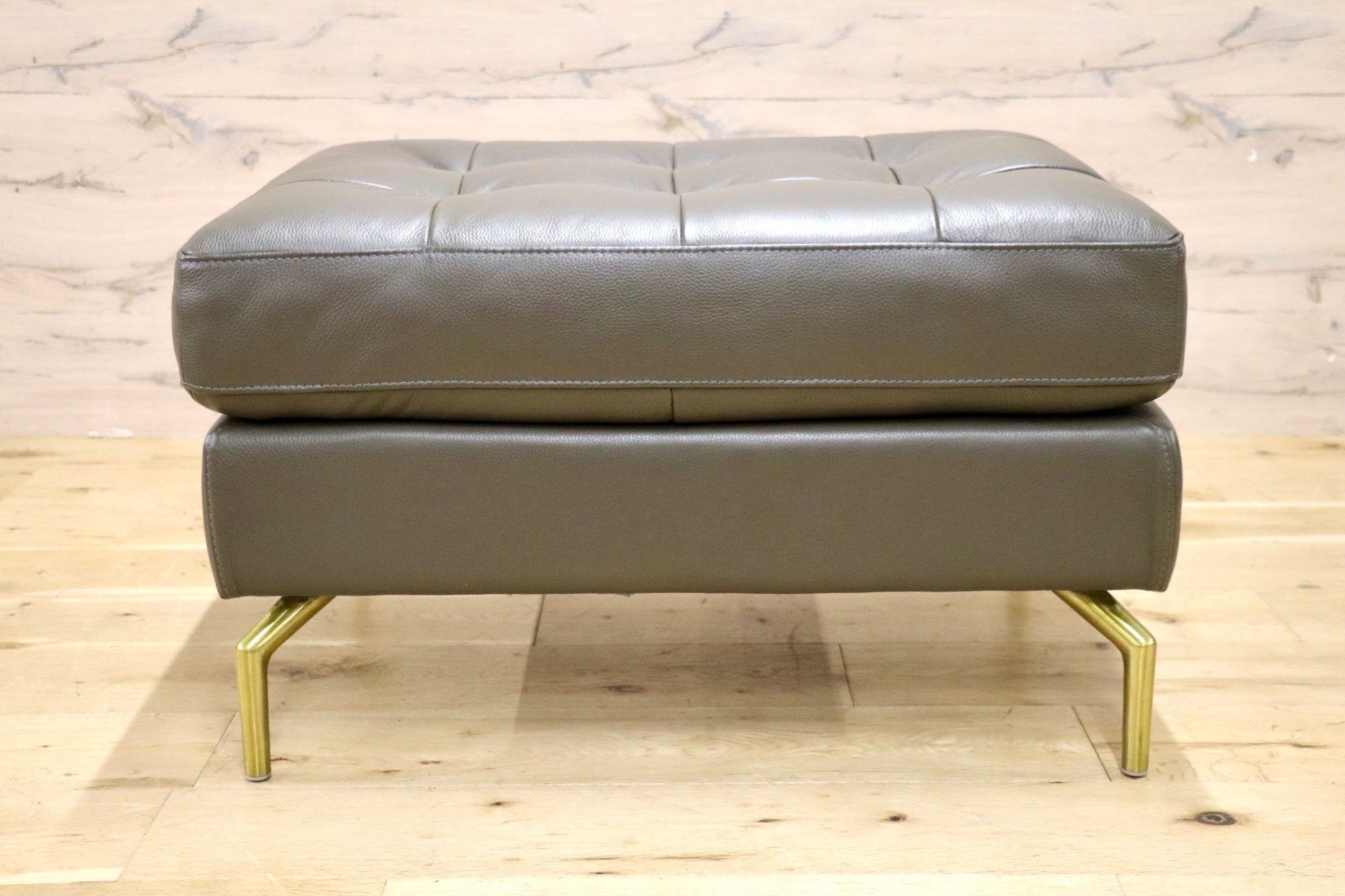 GMJK292A○BoConcept / ボーコンセプト Osaka フットスツール オットマン ブラスレッグスツール ローチェア 本革 北欧モダン