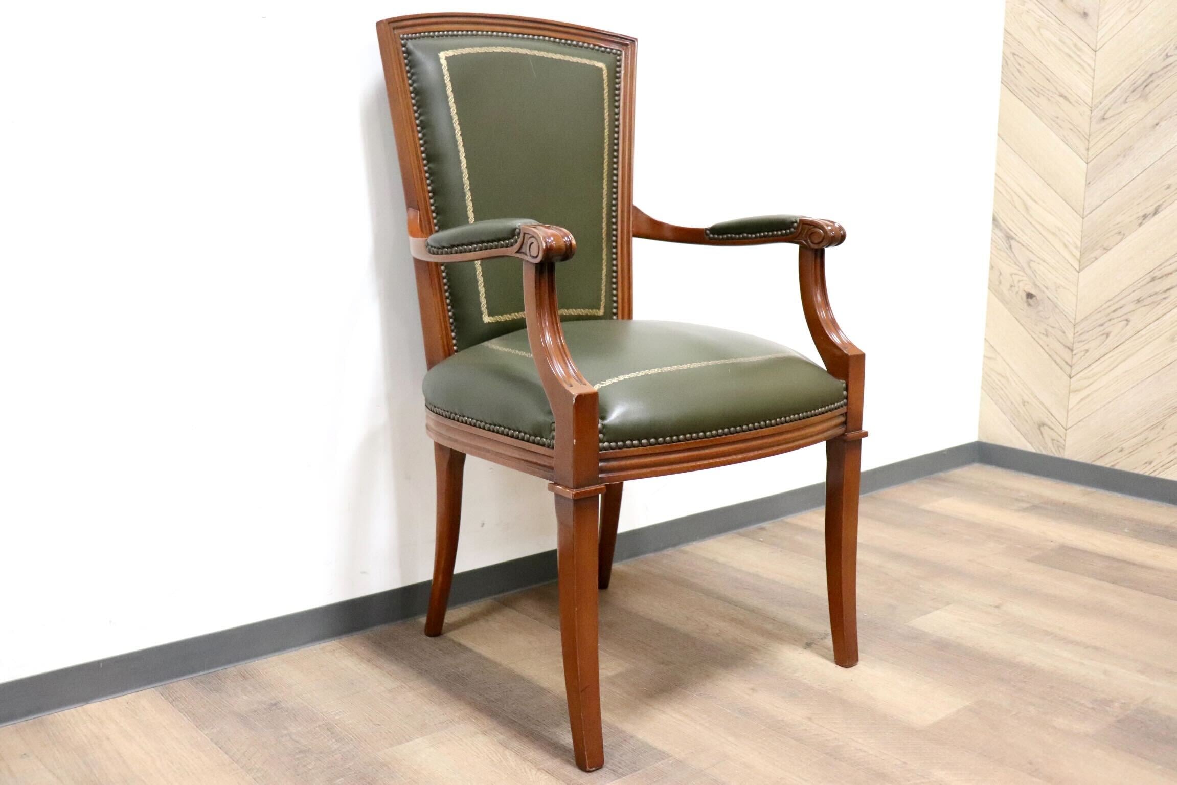 GMHS84B○スペイン製 ダイニングチェア アームチェア 食卓椅子 椅子 チェア 彫刻 鋲打ち レザー アンティーク クラシック ヨーロピアン