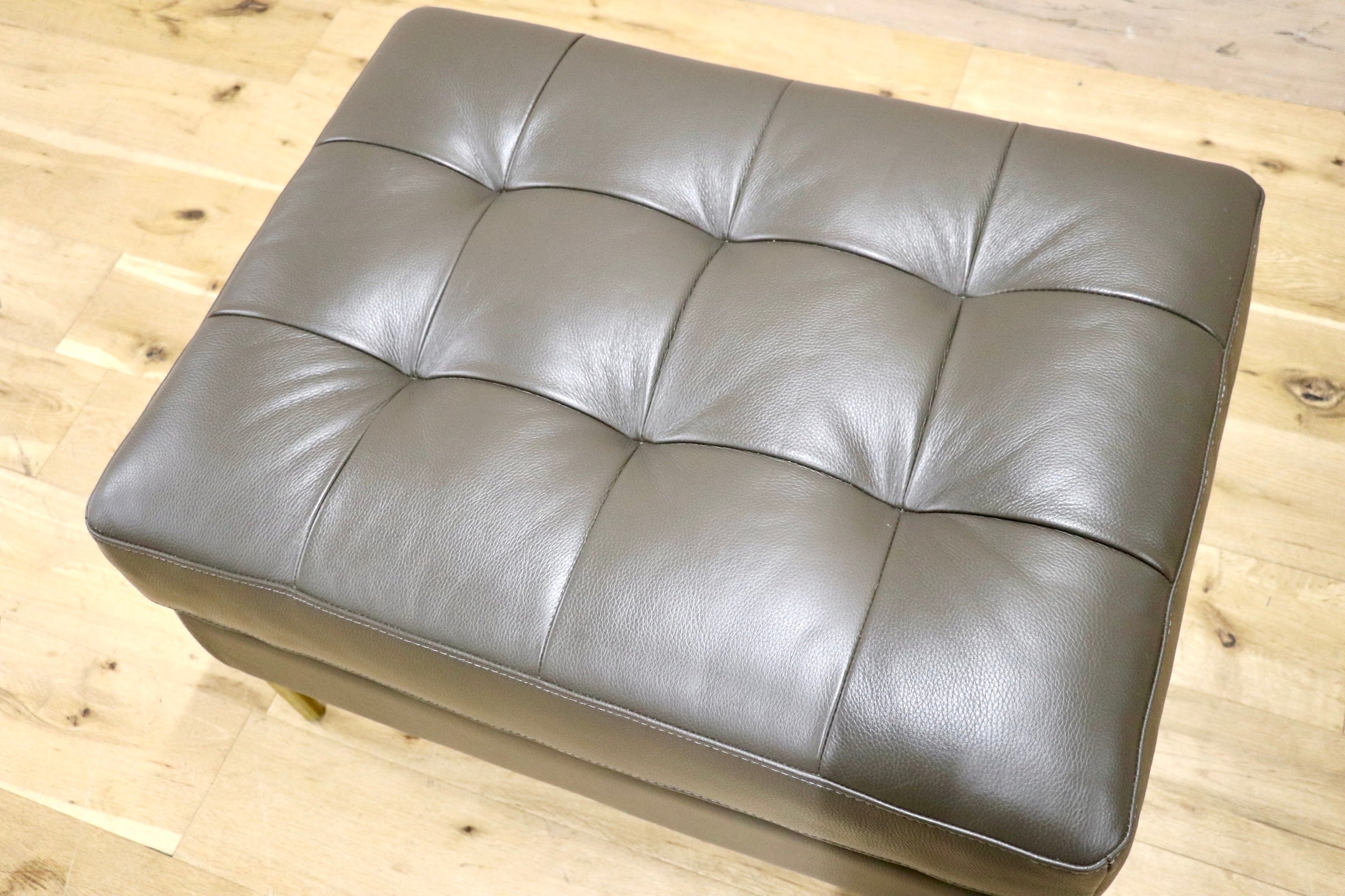 GMJK292A○BoConcept / ボーコンセプト Osaka フットスツール オットマン ブラスレッグスツール ローチェア 本革 北欧モダン