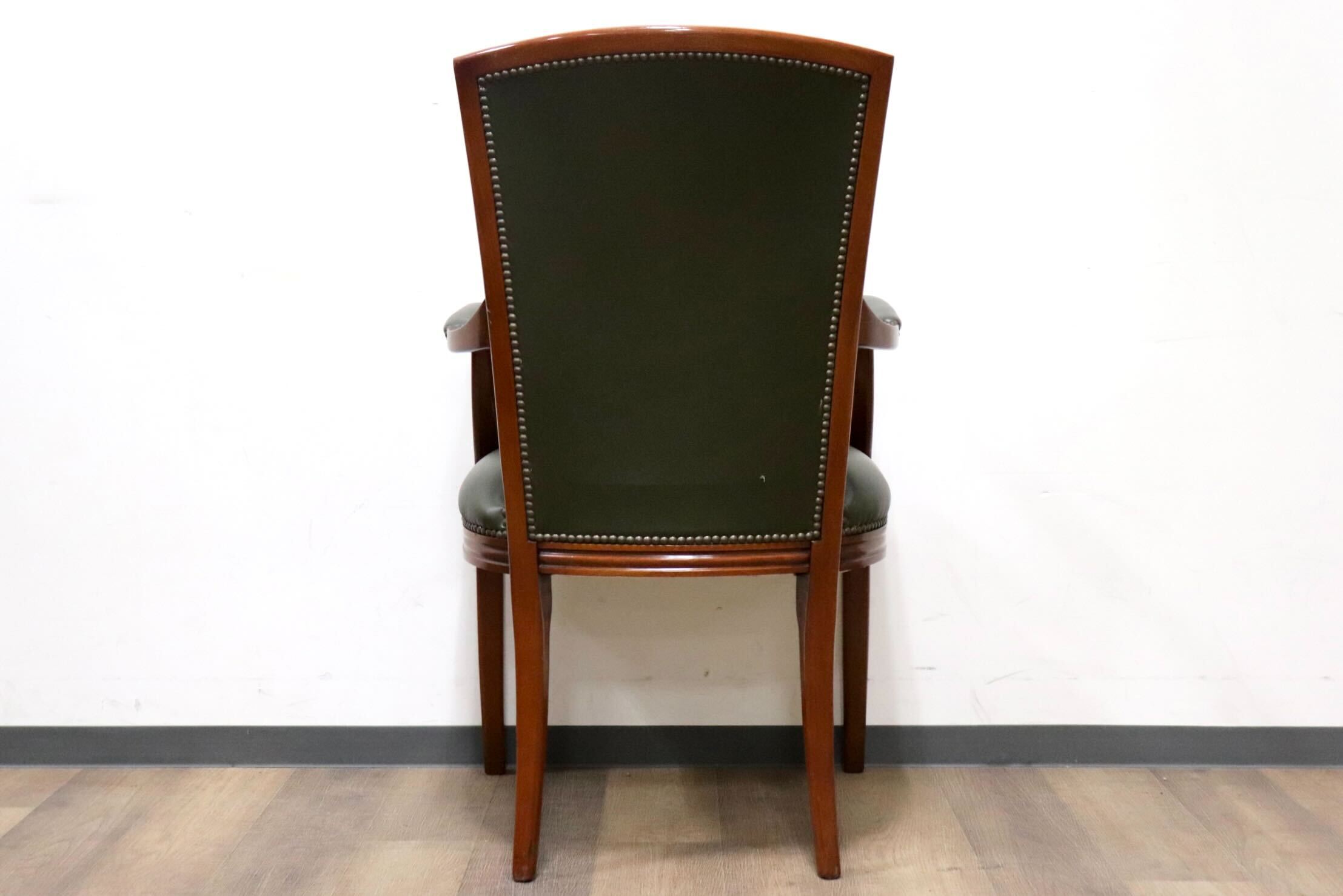 GMHS84B○スペイン製 ダイニングチェア アームチェア 食卓椅子 椅子 チェア 彫刻 鋲打ち レザー アンティーク クラシック ヨーロピアン