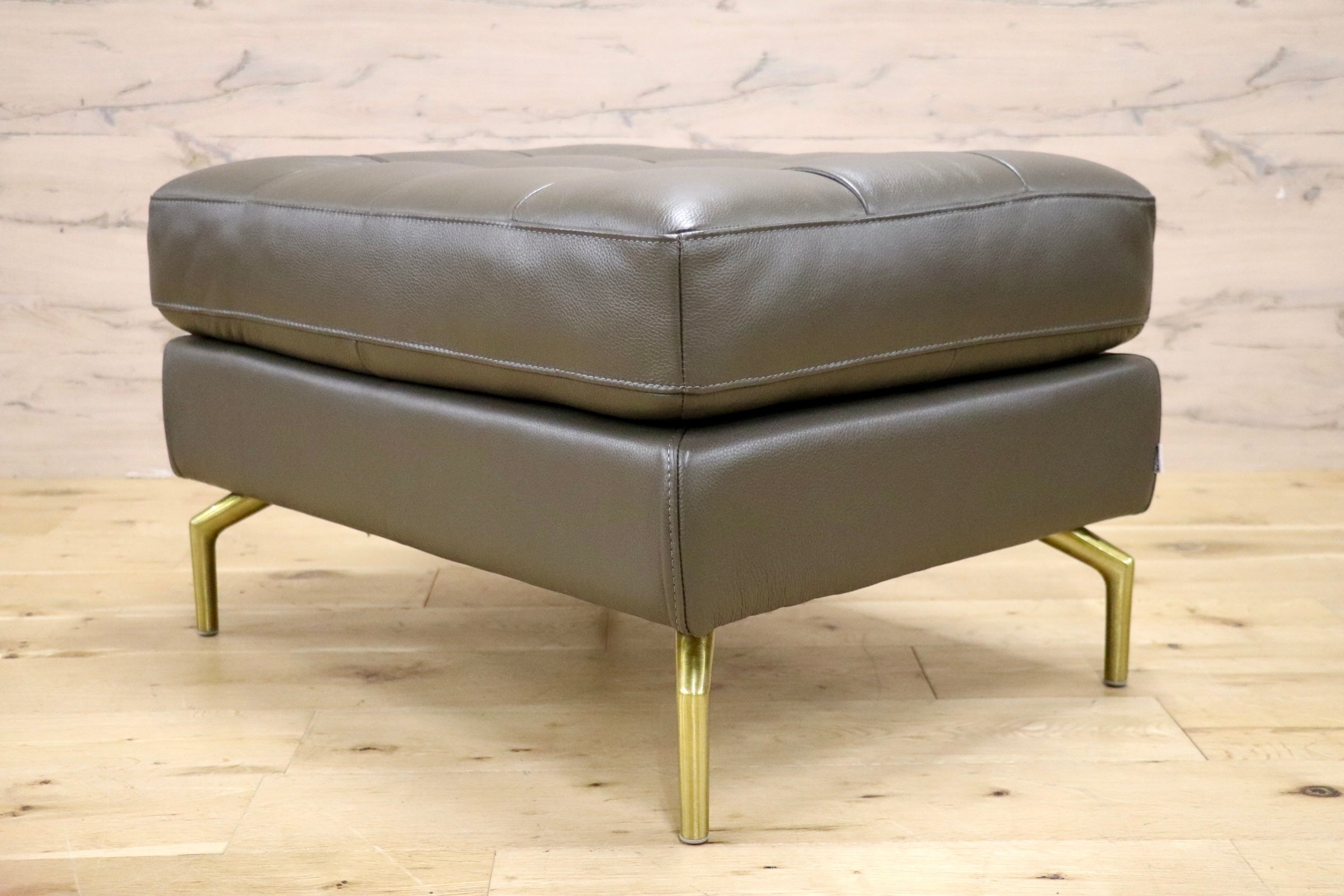 GMJK292A○BoConcept / ボーコンセプト Osaka フットスツール オットマン ブラスレッグスツール ローチェア 本革 北欧モダン